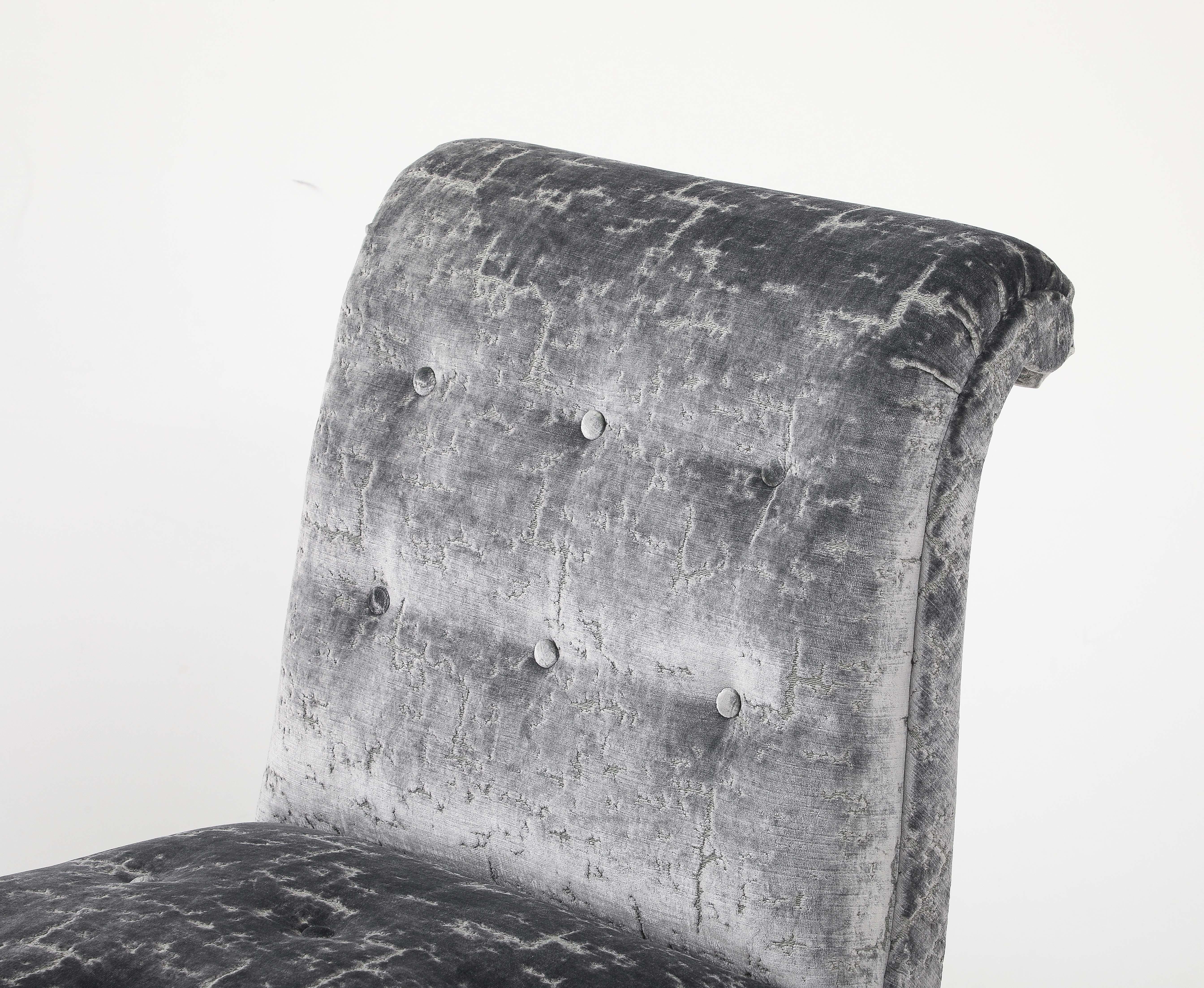 Sedie moderne a gambe a sciabola in mogano degli anni '60 con rivestimento in velluto in vendita 2