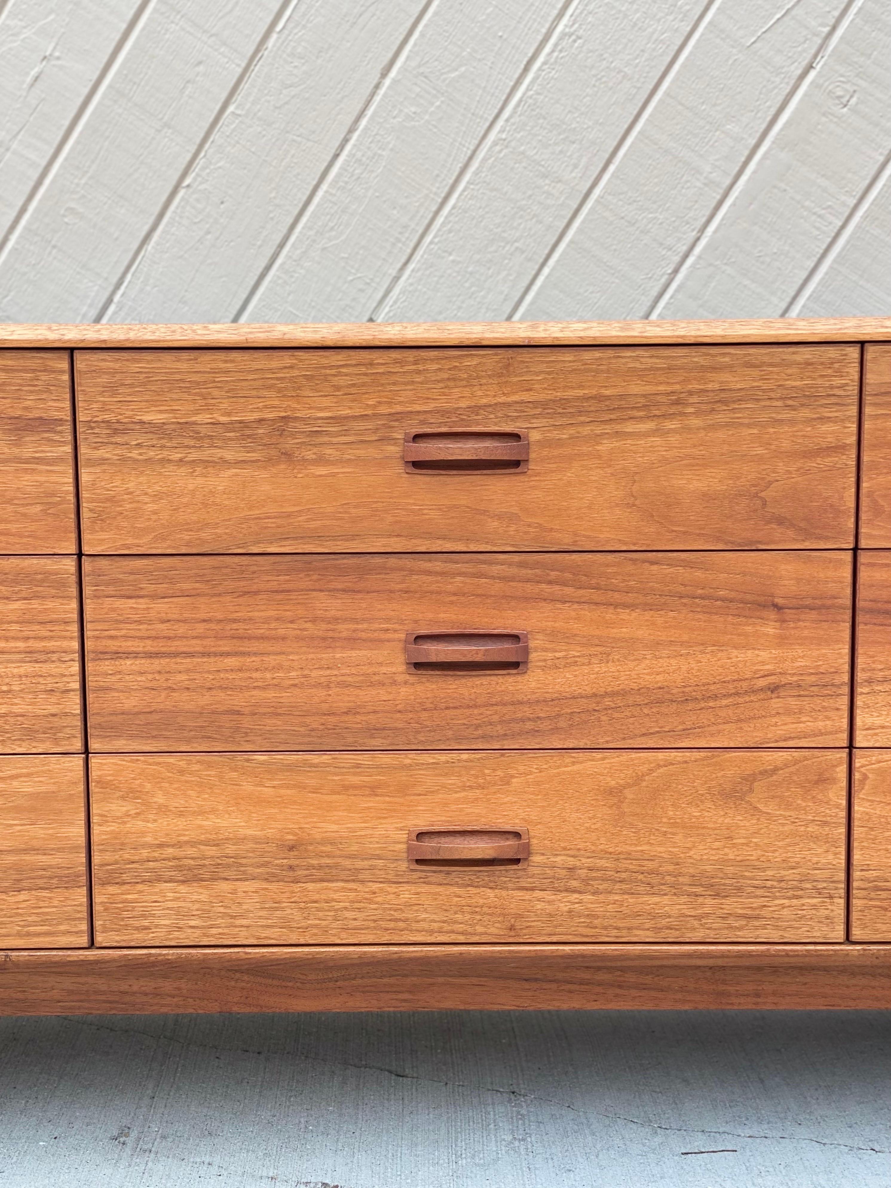 1960s Modern Scandinavian Teak Dresser and Nightstands Bedroom Set – 3 Pieces In Good Condition In Farmington Hills, MI