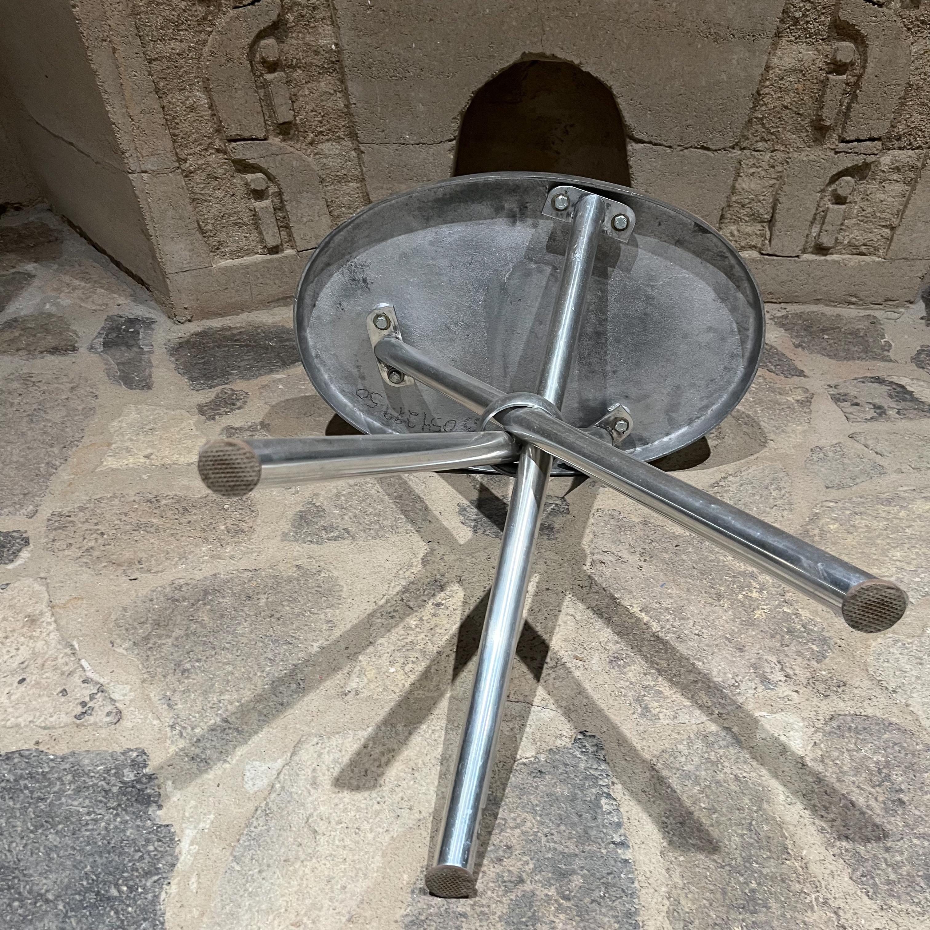 1960s Modern Sculptural Patio Aluminum Side Tripod Table Style of Brown Jordan In Good Condition In Chula Vista, CA