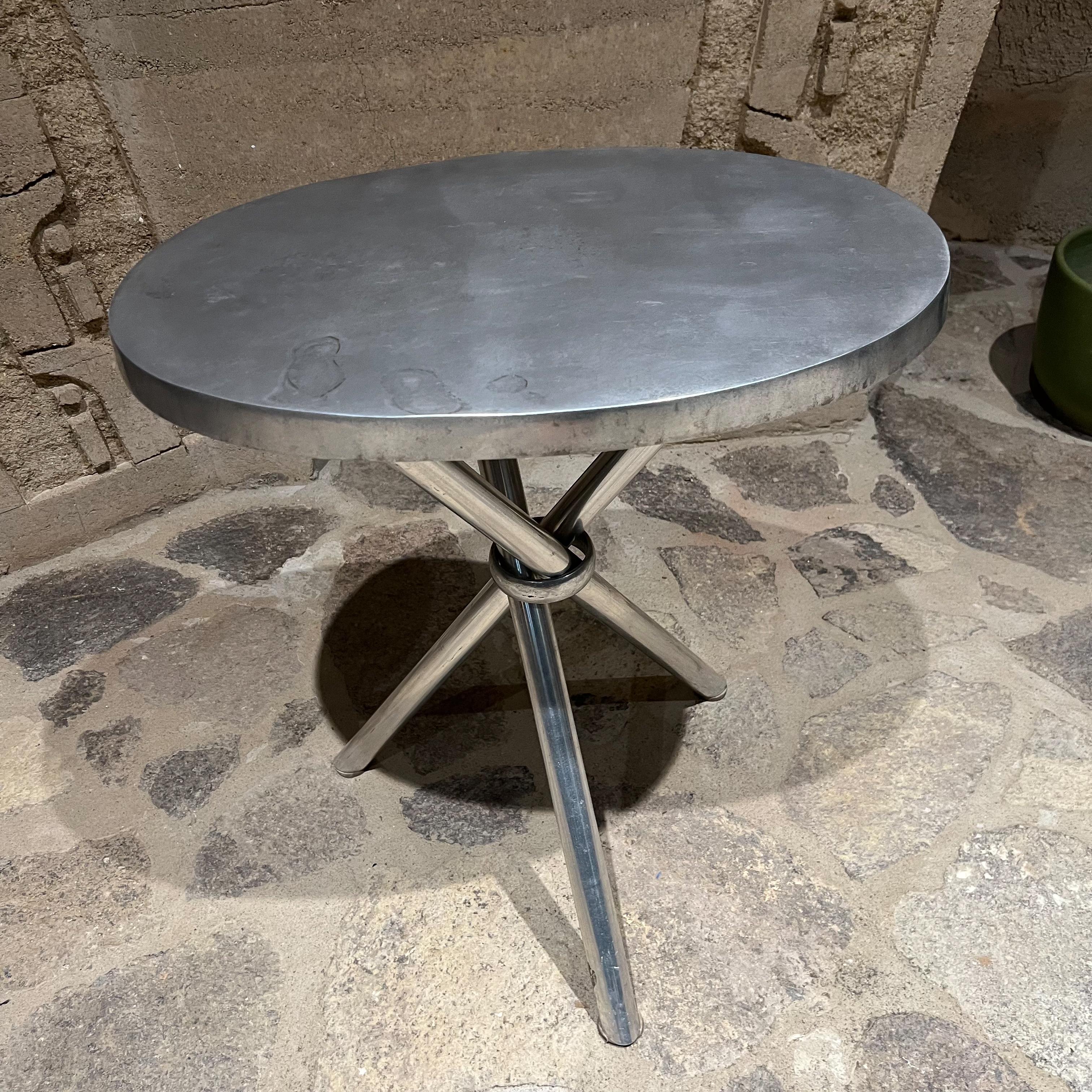 1960s Modern Sculptural Patio Aluminum Side Tripod Table Style of Brown Jordan 4