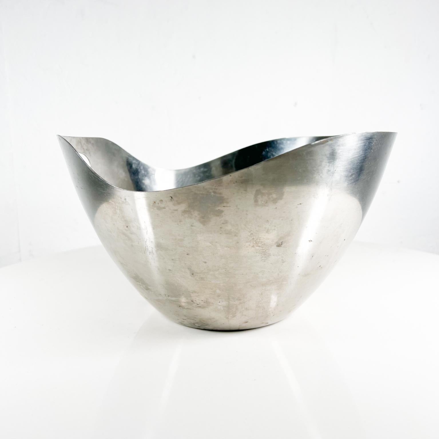 
1960s Modern Sculptural Stainless-Steel Wave Salad Bowl from Japan
in the Style of Carl Auböck
Stamped 18-8 Stainless Japan
5.88 x 10.38 d x 10 diameter
Original vintage condition.
See images provided.
