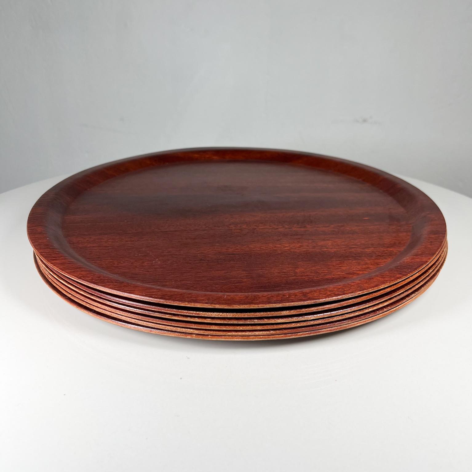 1960s modern set of six round serving plates bent plywood
14.38 diameter x .5
Preowned original vintage condition.
See images listed please.