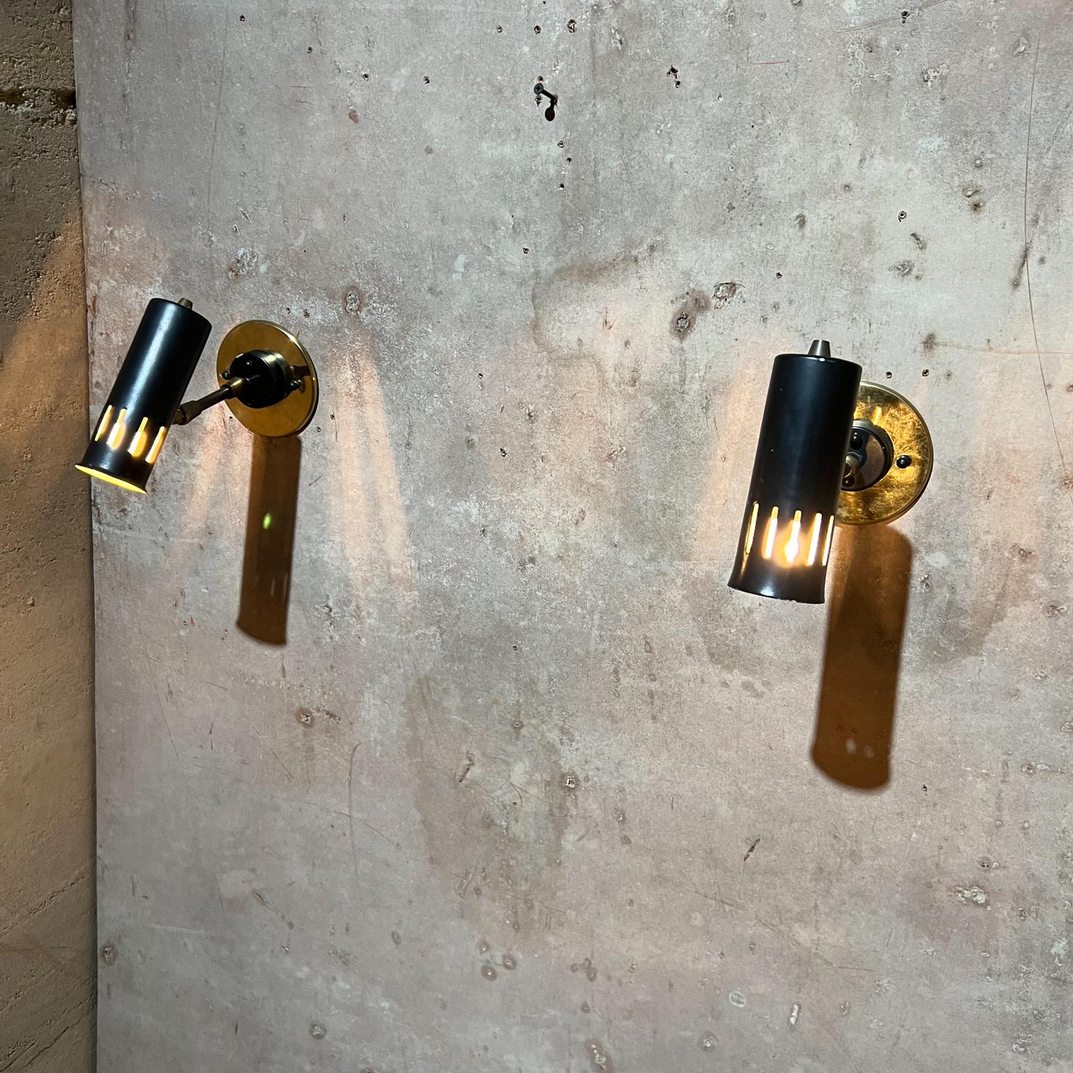 1960s Modern Stilnovo Sconce Italy Retrofit new brass backplate (6 available)
Non marqué
6 appliques sont disponibles
Le prix indiqué est celui d'une applique.
Condition vintage d'occasion, recâblée, testée et en état de marche. La plaque arrière en