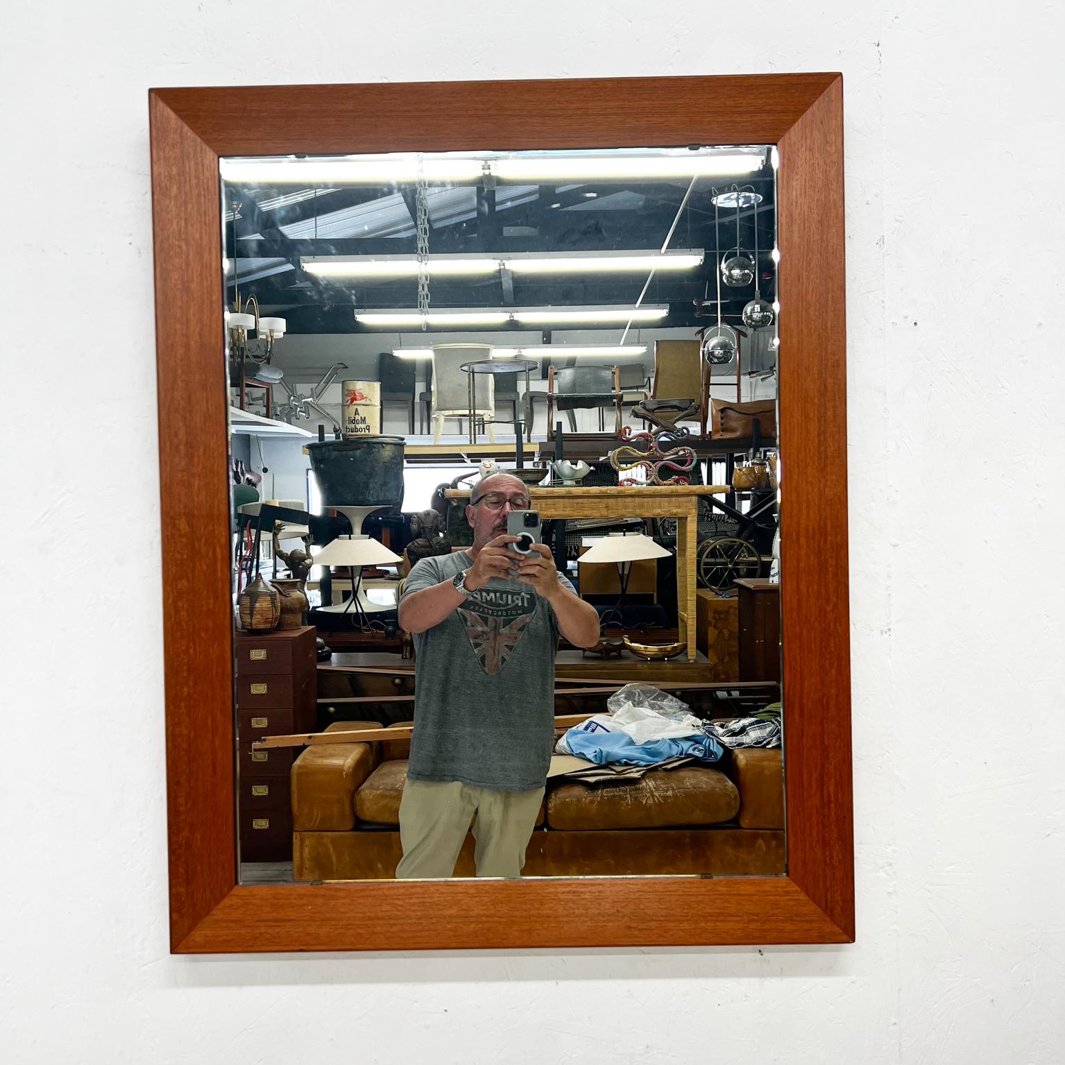 Modern Teak and Sapele Wall Mirror
Clean Modern Lines
41.5 tall x 32.88 w x 2 thick
Preowned original vintage condition.
Refer to images please.