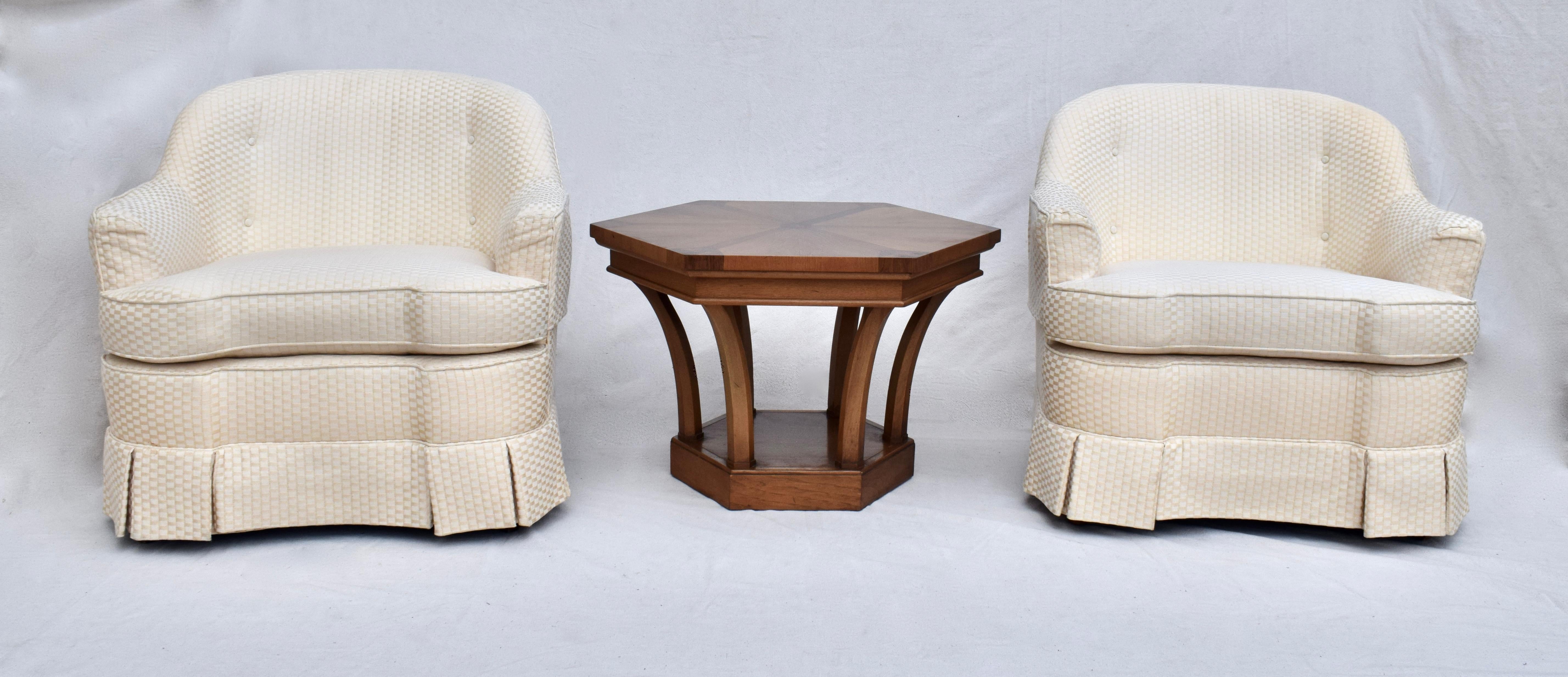 Ein 1960er Beistell- oder Beistelltisch von Tomlinson Furniture aus feurigen Pecan- und Mahagoni-Intarsienhölzern in der Form eines Hexagons. Ein ungewöhnliches Design, das sich für eine Vielzahl von Anwendungen eignet.