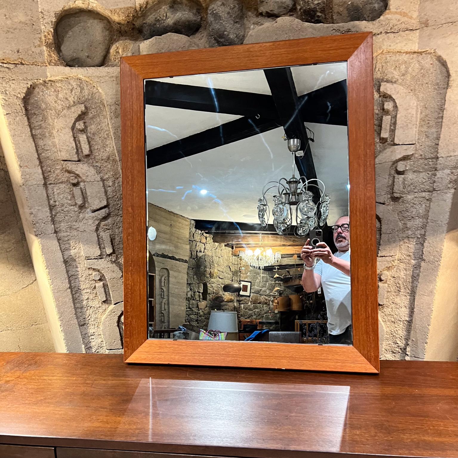 Specchio da parete con cornice in legno di teak e sapele del 1960
Design danese dalle linee pulite e moderne
41,38 H. x 32,88 L. x 2 D.
Condizioni vintage originali usate.
Fare riferimento alle immagini per favore.
Consegna a LA OC PS SF