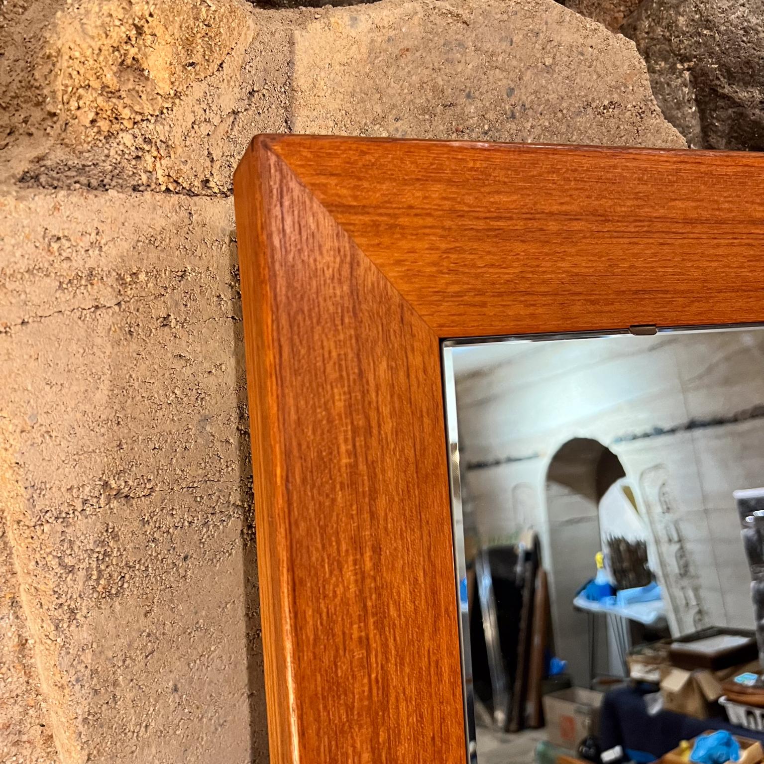 Specchio da parete moderno degli anni '60 in legno di teak e sapele In condizioni buone in vendita a Chula Vista, CA