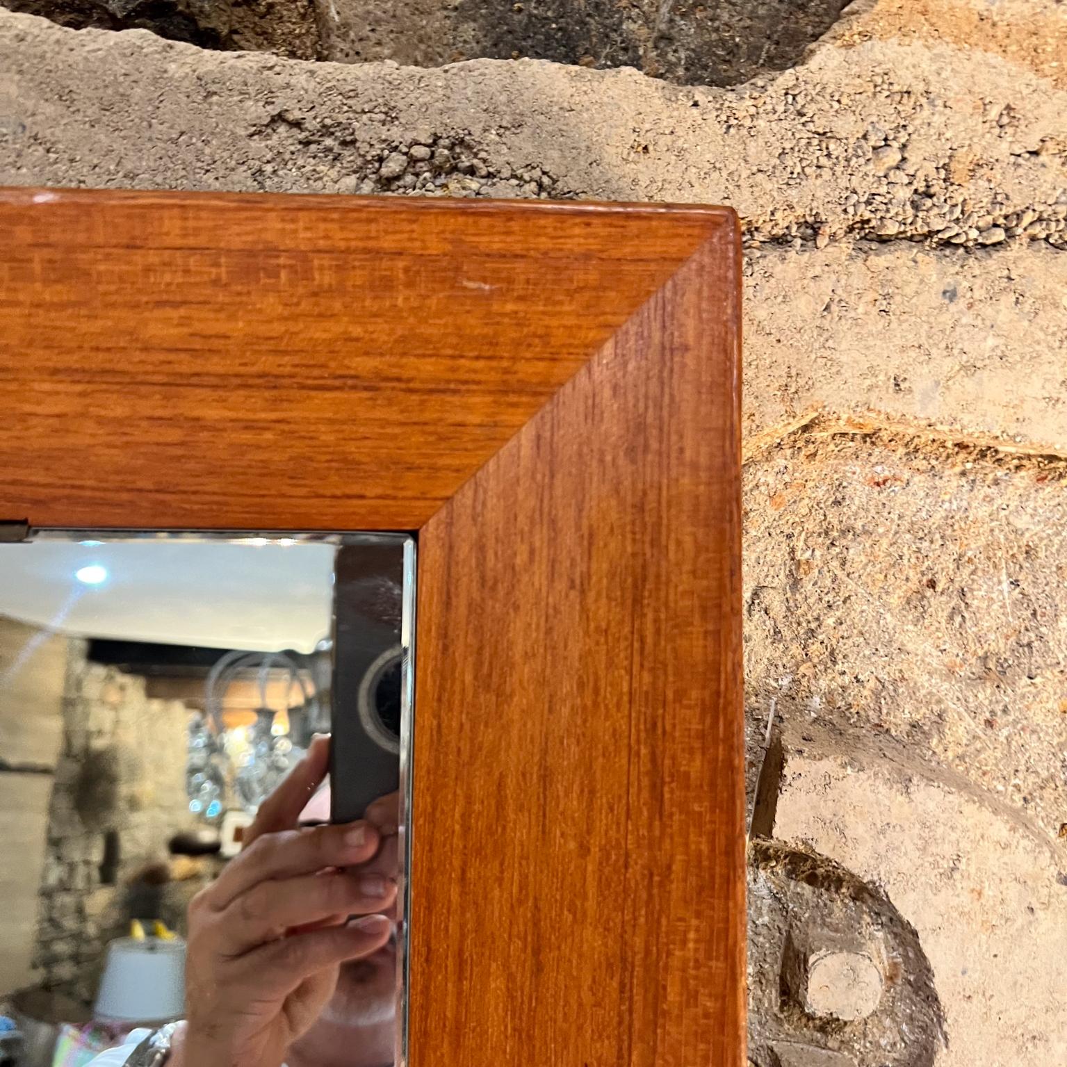 Metà XX secolo Specchio da parete moderno degli anni '60 in legno di teak e sapele in vendita