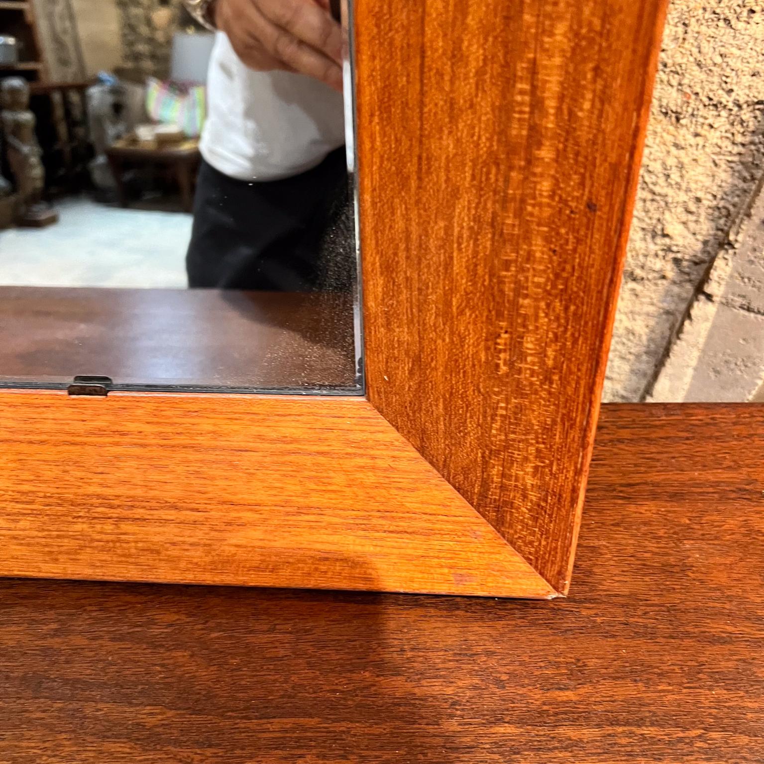 Teak Specchio da parete moderno degli anni '60 in legno di teak e sapele in vendita