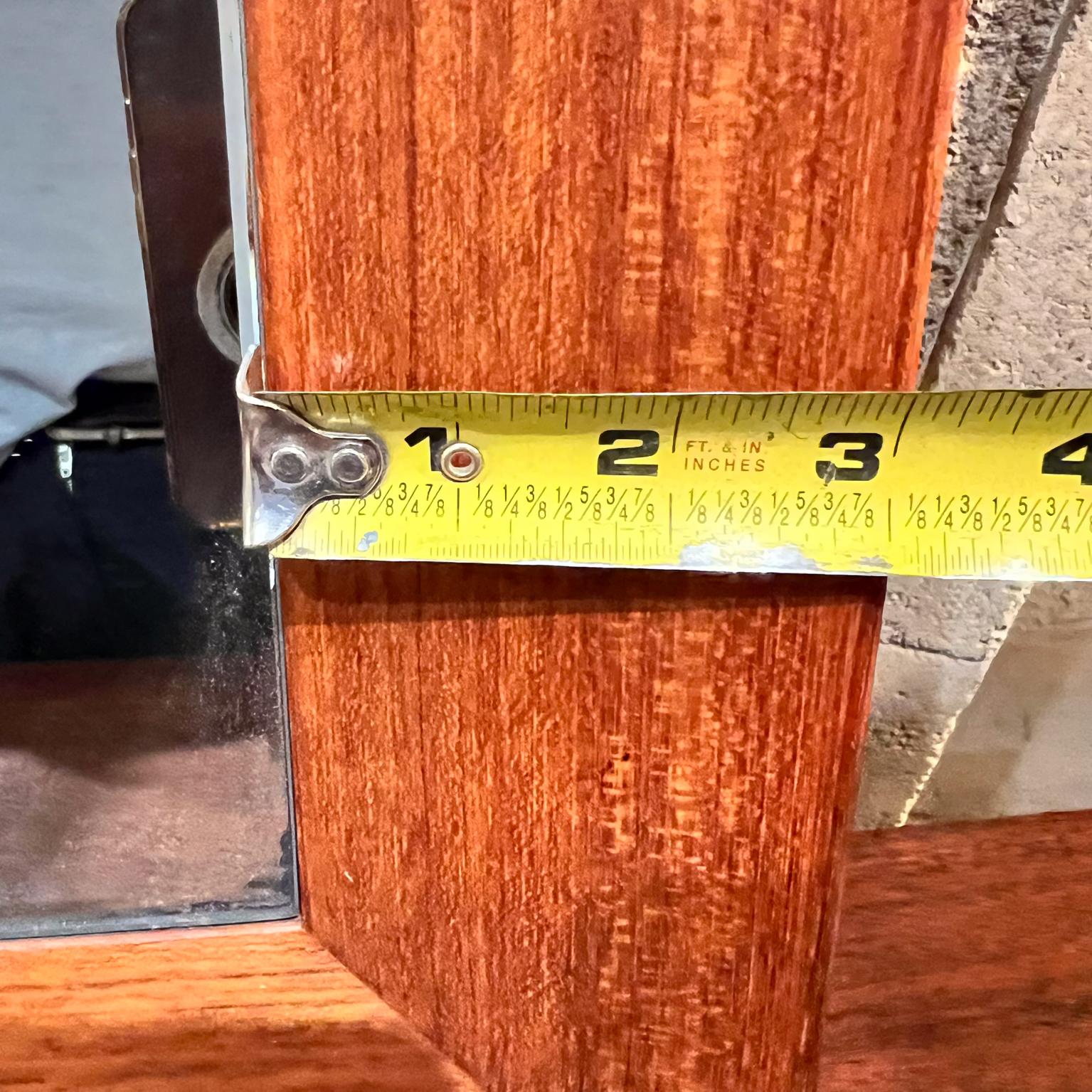 Specchio da parete moderno degli anni '60 in legno di teak e sapele in vendita 1