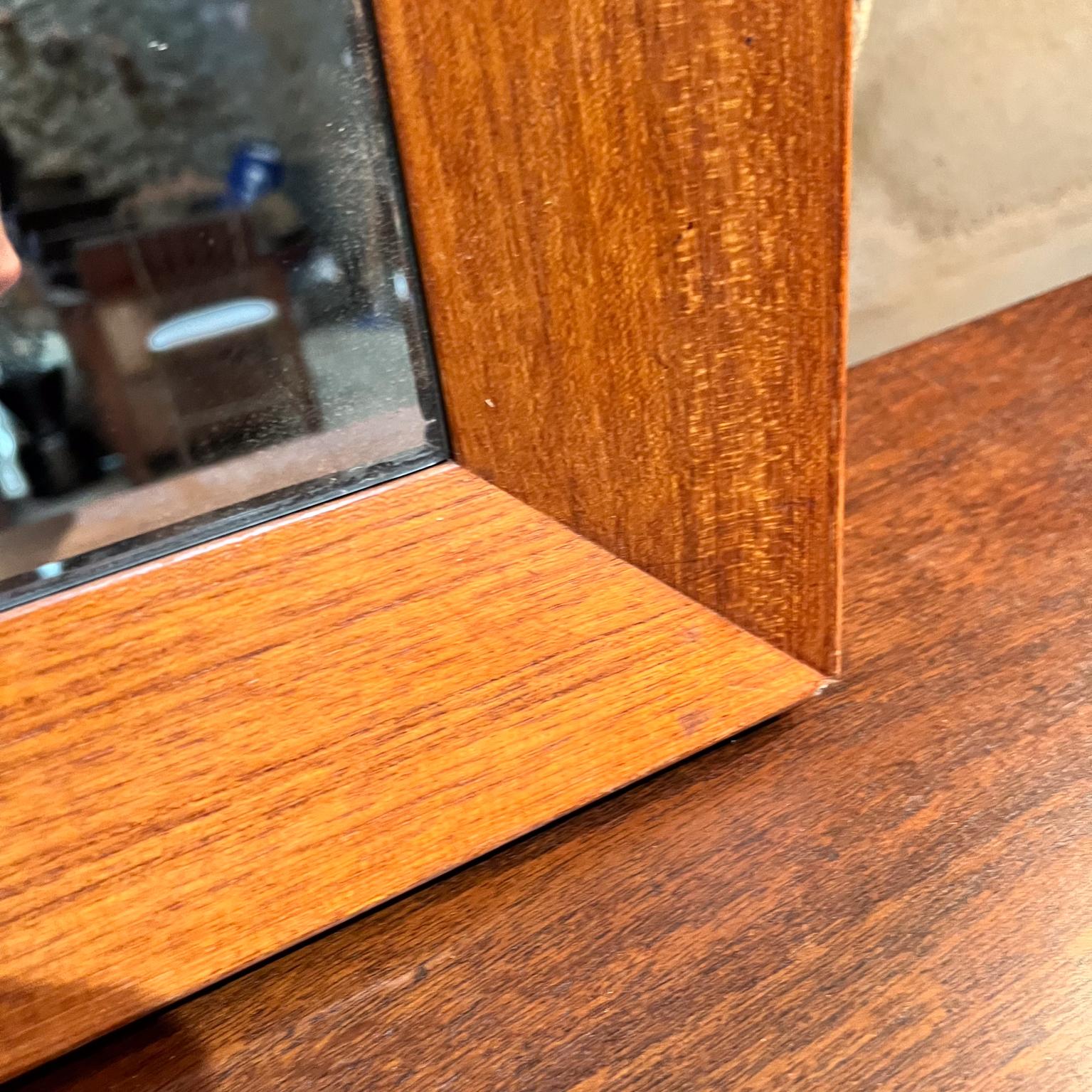 Specchio da parete moderno degli anni '60 in legno di teak e sapele in vendita 2