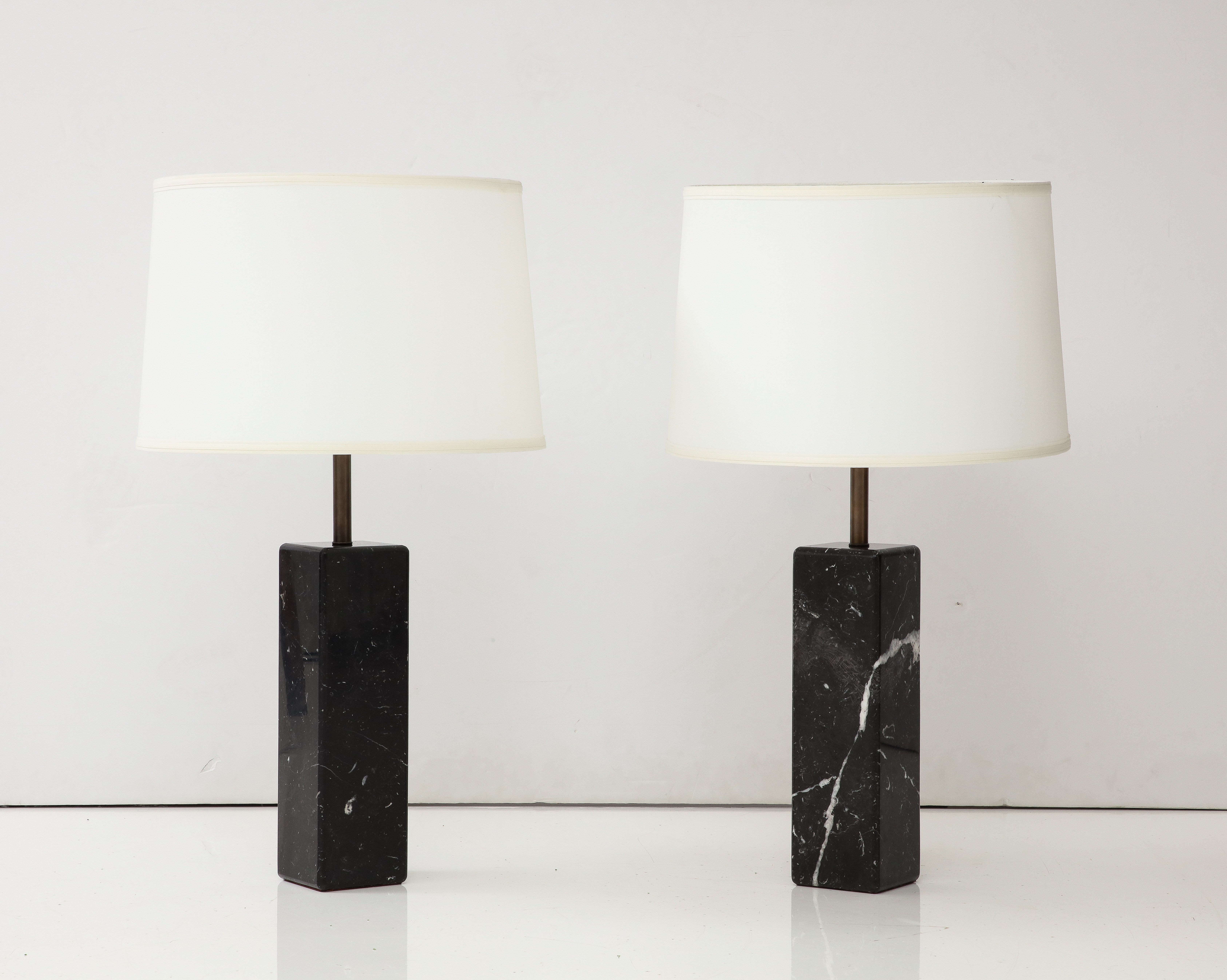 1960's Modern Walter Von Nessen Carrara Marmor Tischlampen (Moderne der Mitte des Jahrhunderts) im Angebot