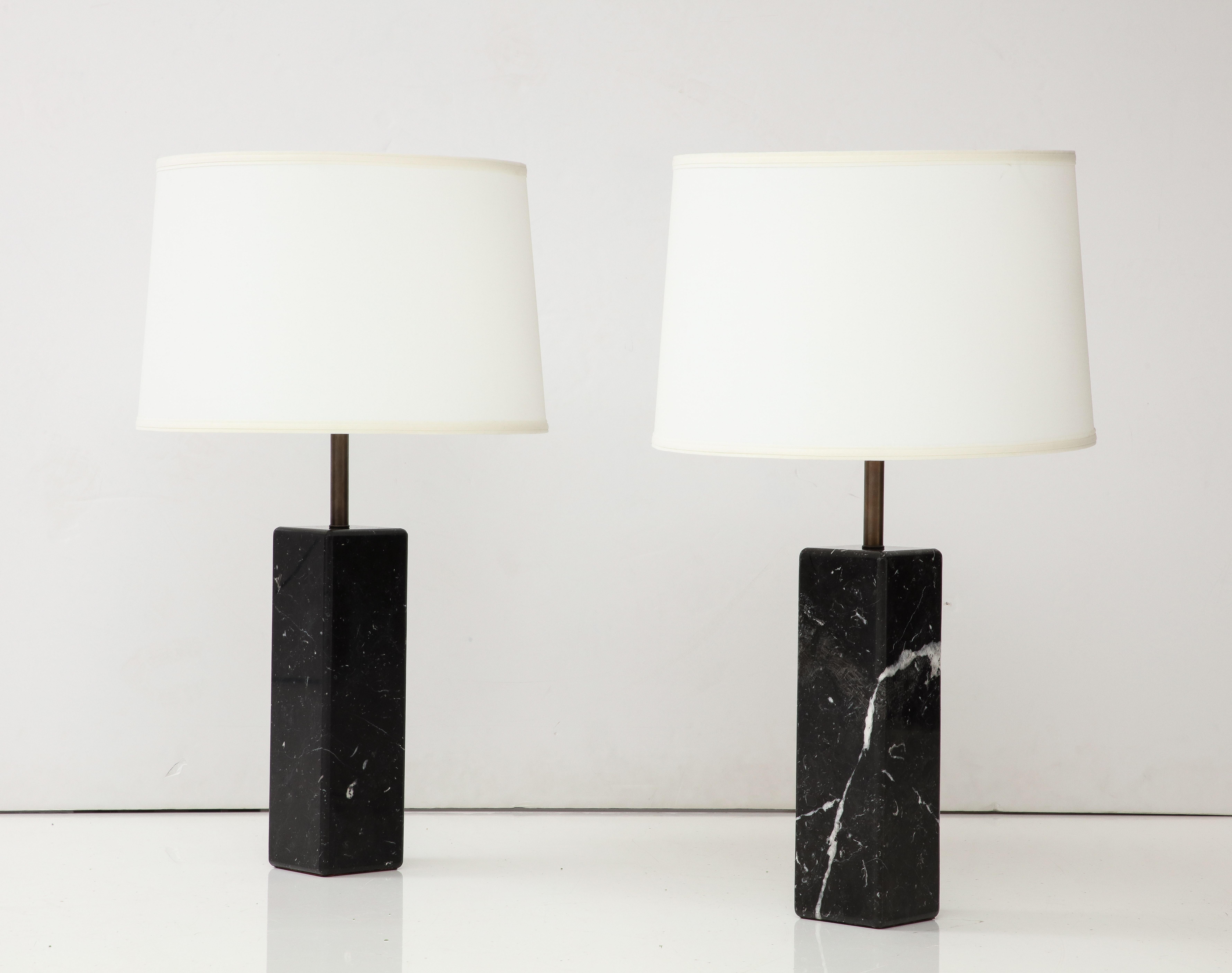 1960's Modern Walter Von Nessen Carrara Marmor Tischlampen im Angebot 2