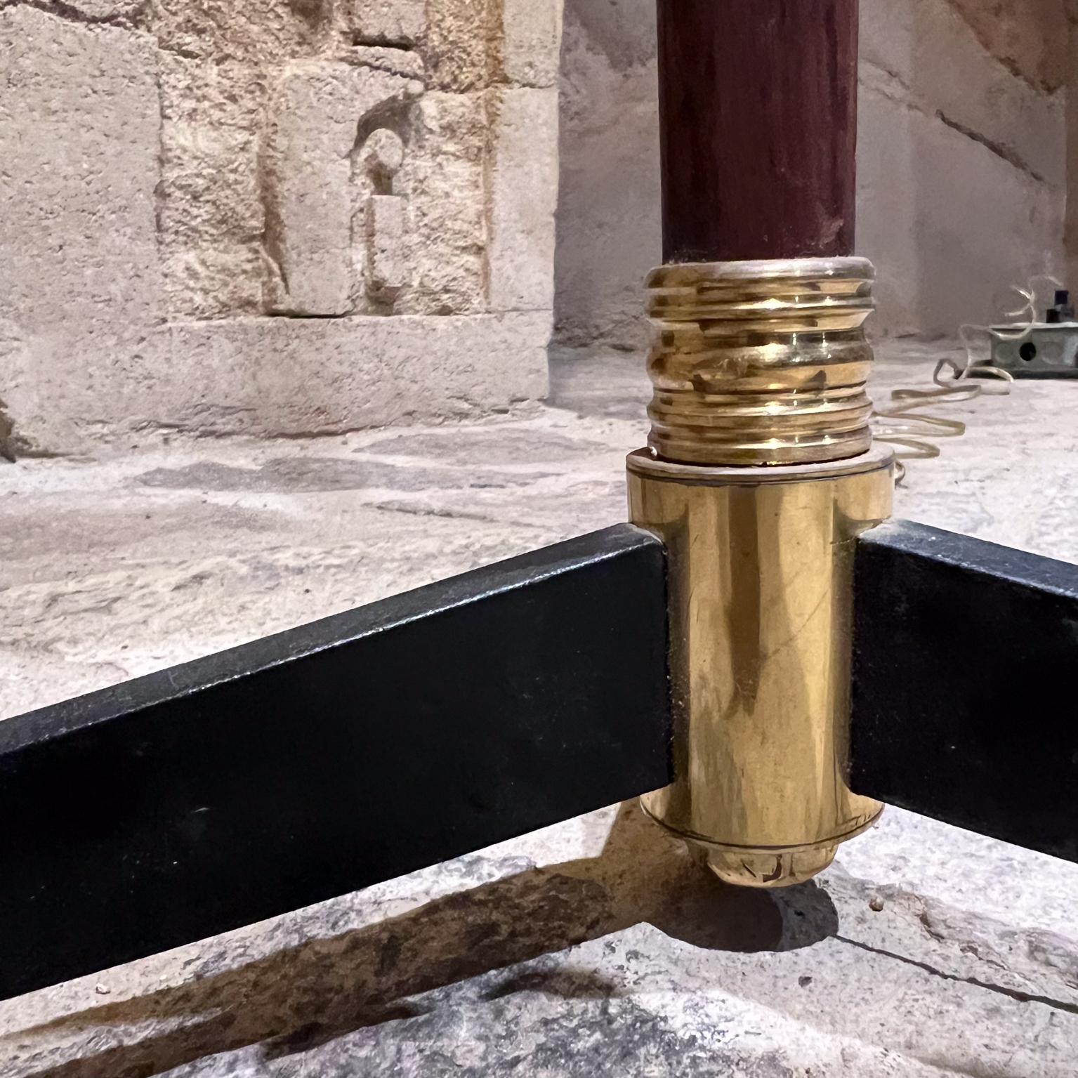 Lámpara de pie trípode de madera moderna de los años 60 siglo XX en venta