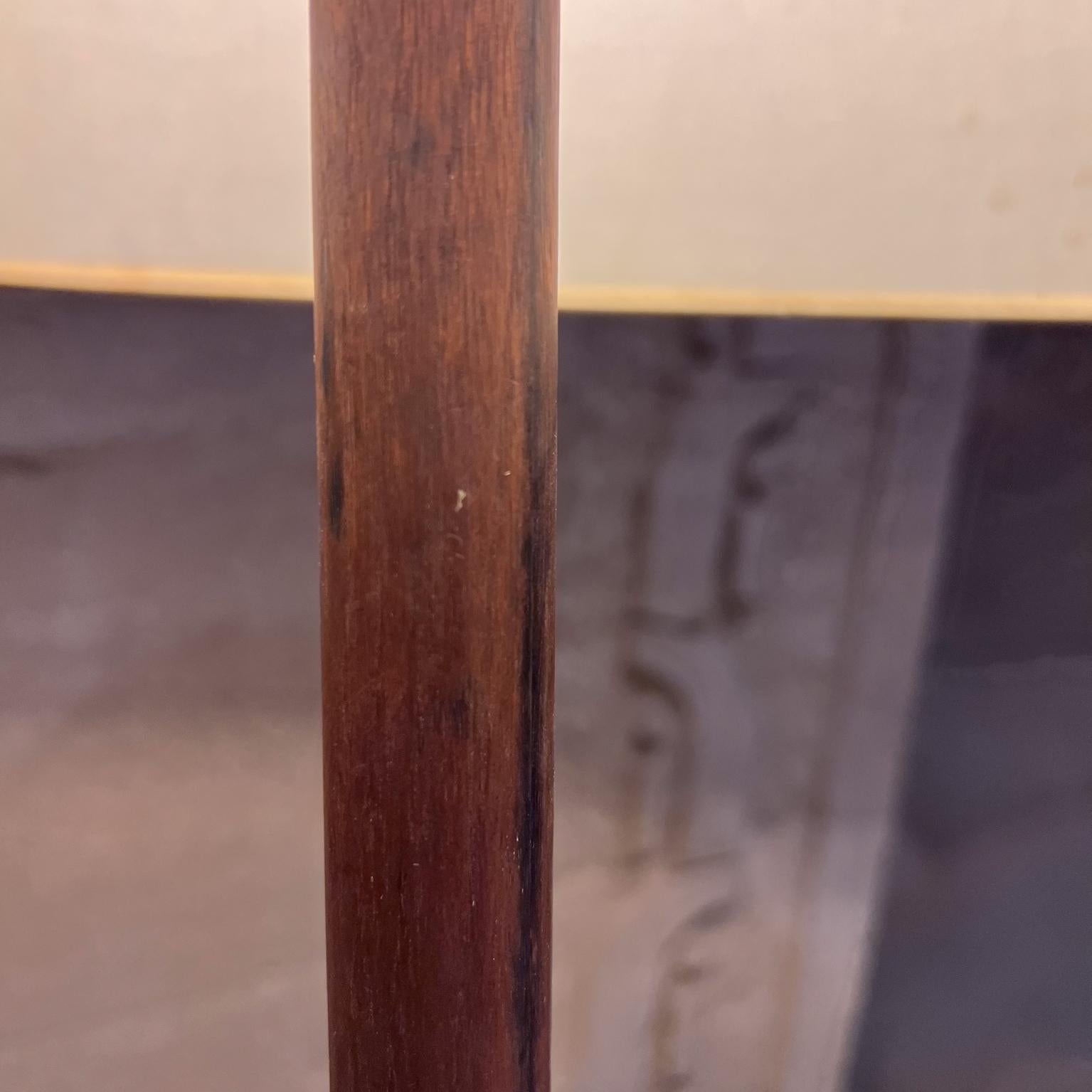 Lampadaire tripode moderne en bois des années 1960  en vente 1