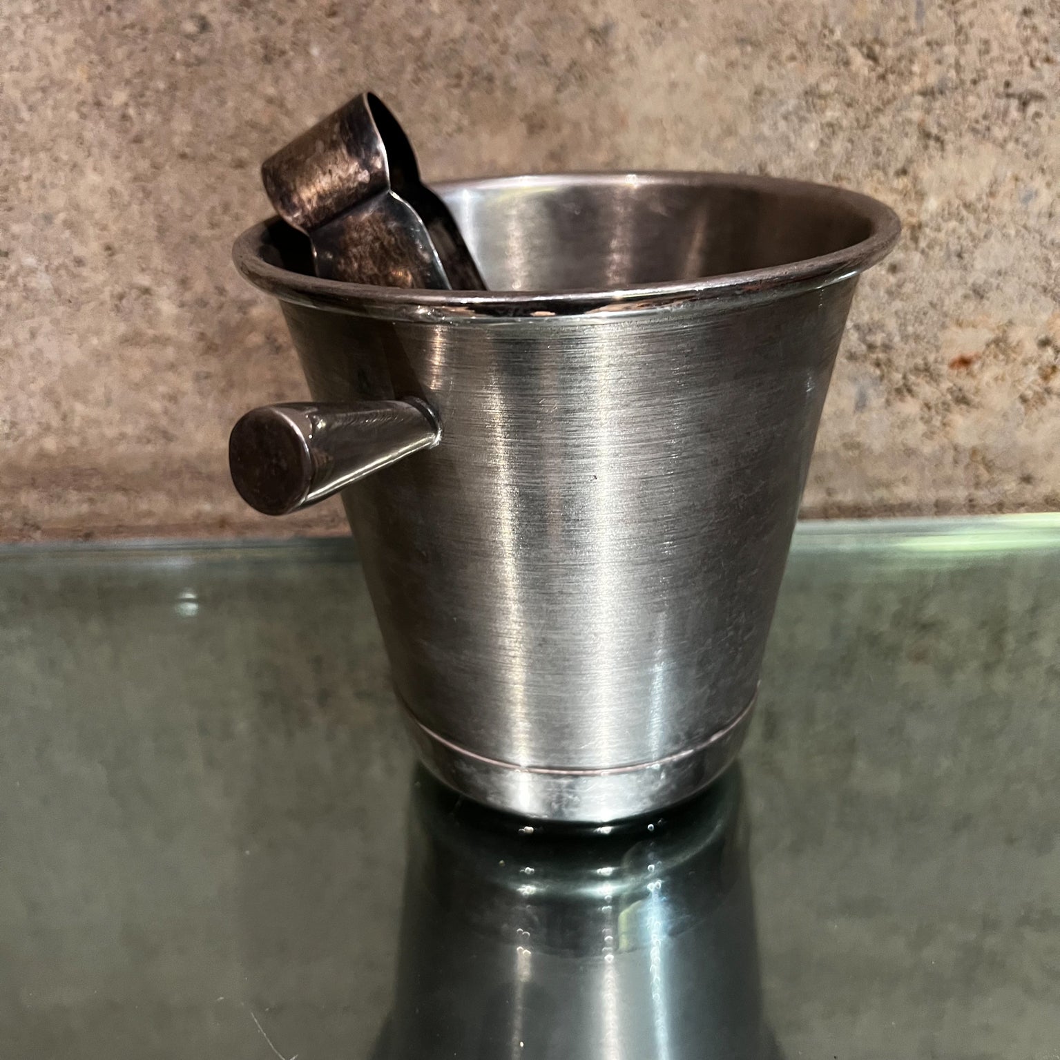 Modernism by Genesis vintage silverplate ice bucket & tongs from Mexico
Ice bucket 5 tall x 5.5 diameter x 8 w Tongs 1 tall x 2.5 w x 6.5 d
Vintage ice bucket, silver plated with original vintage patina throughout.
Selling as original vintage