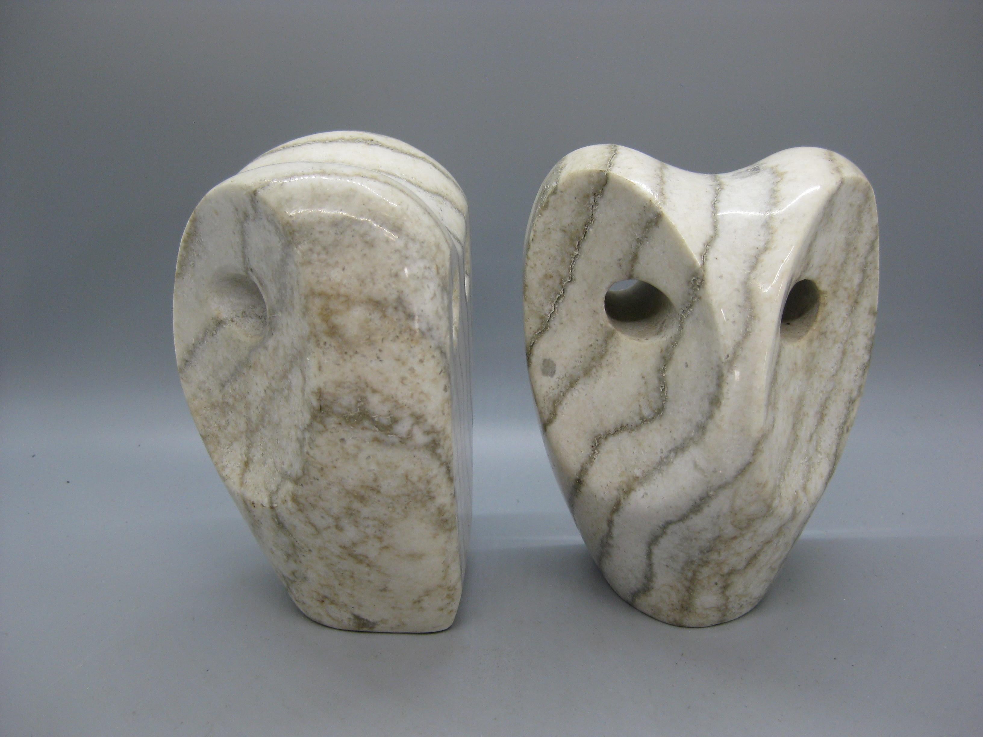1960's Modernista Abstracto Italiano Tallado Alabastro Búho Sujetalibros Escultura Italia siglo XX en venta