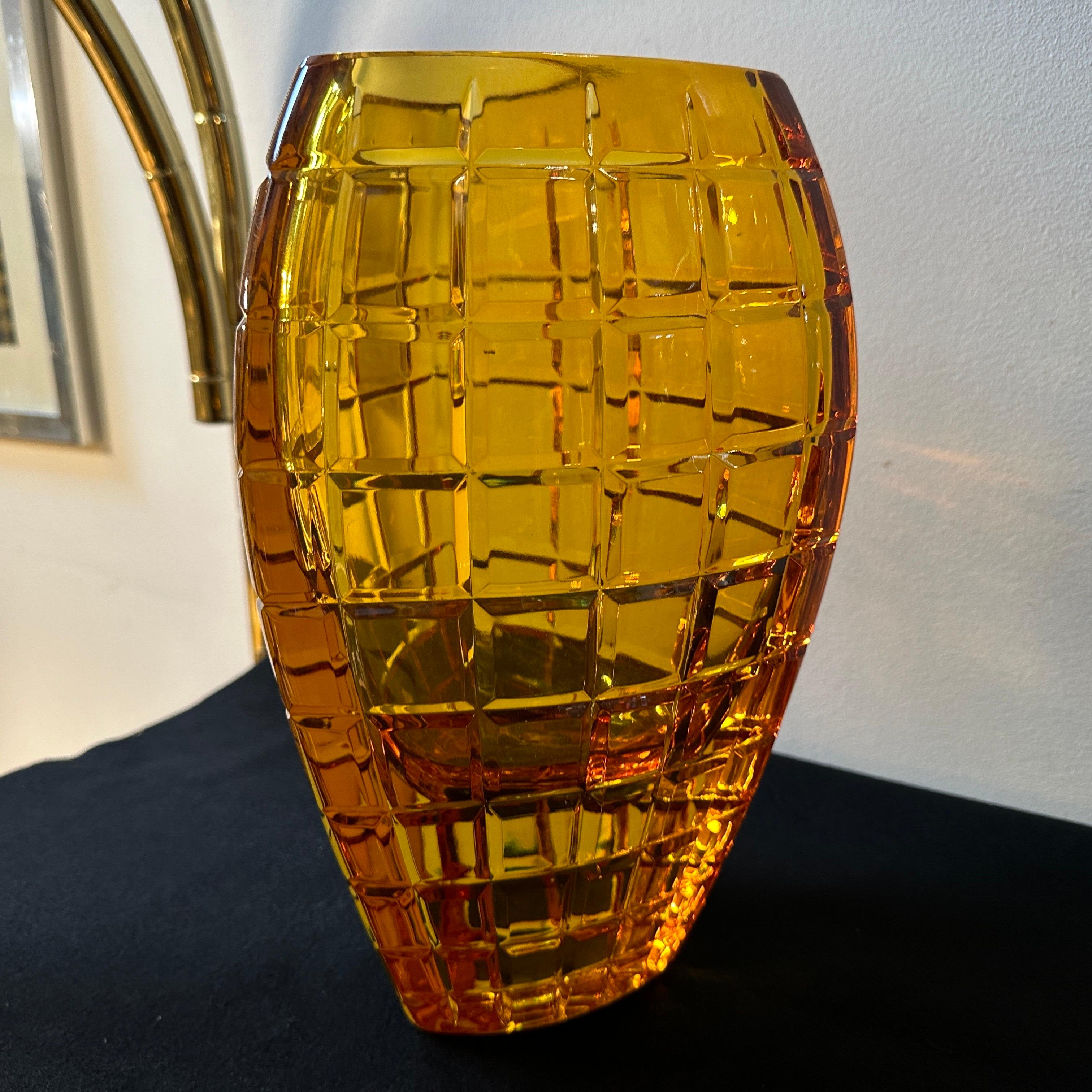 Verre taillé Vase belge moderniste en verre ambré du Val Saint Lambert, années 1960 en vente