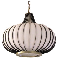 Lustre à suspension moderniste en laiton et verre en forme d’oignon des années 1960