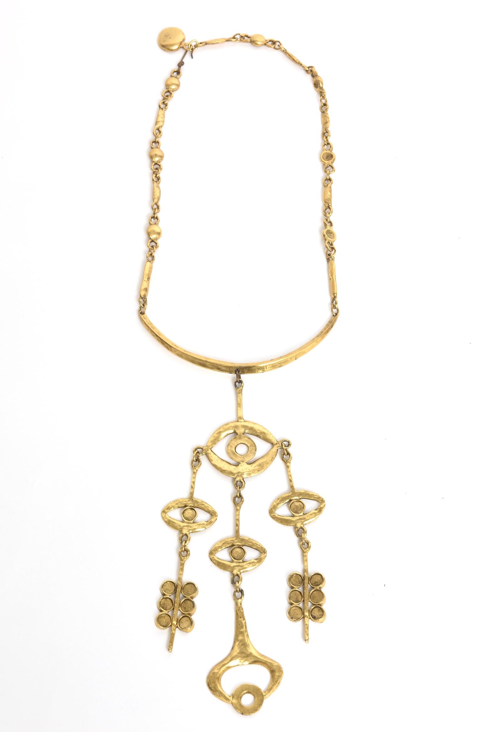 Wunderschöne 1960er Kleopatra-Halskette im ägyptischen Stil mit einem baumelnden bösen Auge. Dieser modernistische, brutalistische Dalistil war in den 1960er und 1970er Jahren weit verbreitet. Der Teil, der die 4 Augen enthält, hängt 7