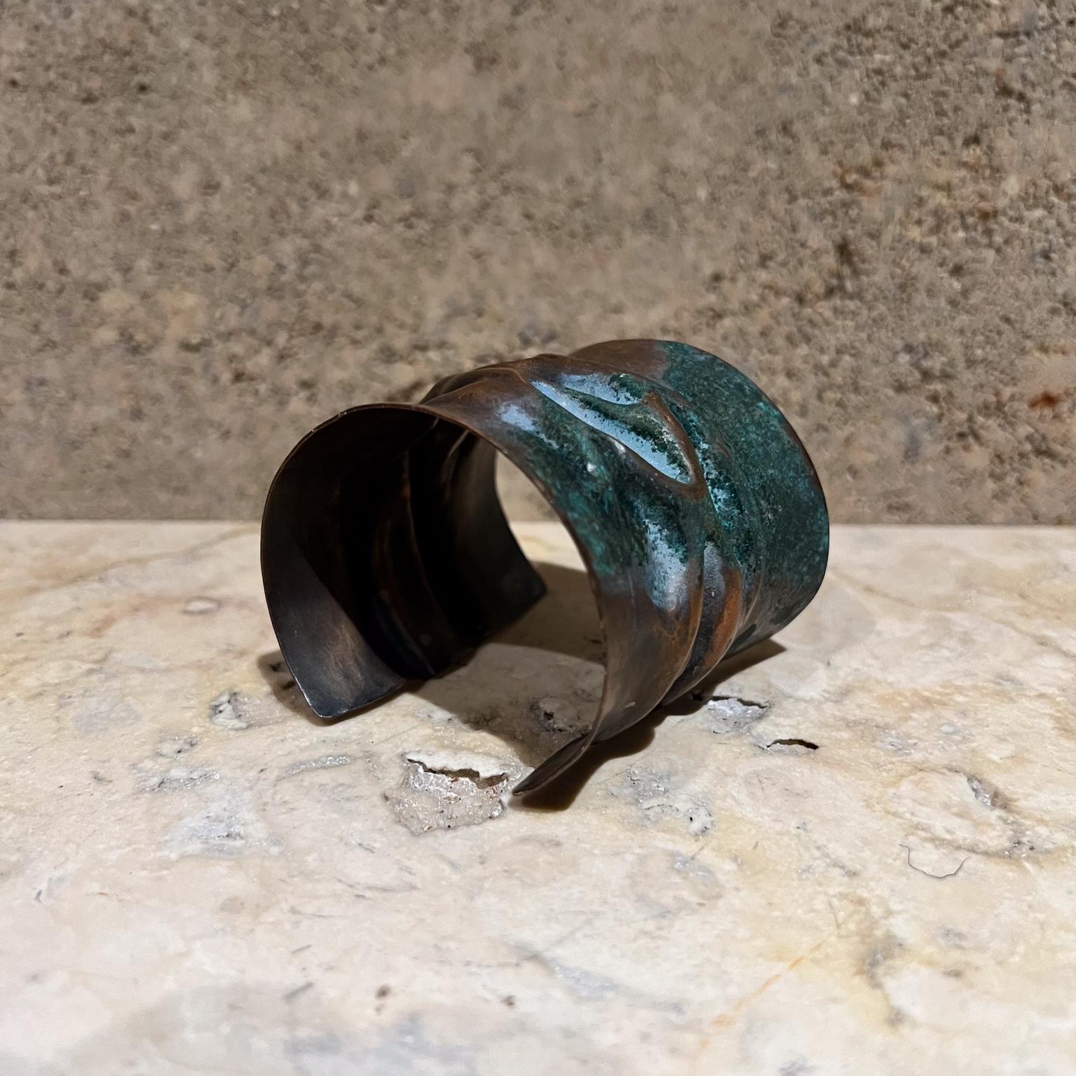 Bracelet manchette en cuivre et os de style moderniste du milieu du siècle dernier
dans le style de Ellamarie & Jackson Woolley San Diego, Californie
Cuivre artisanal fait à la main
2 h x 2,75 l x 2,5
Vintage By. 
Se référer aux images