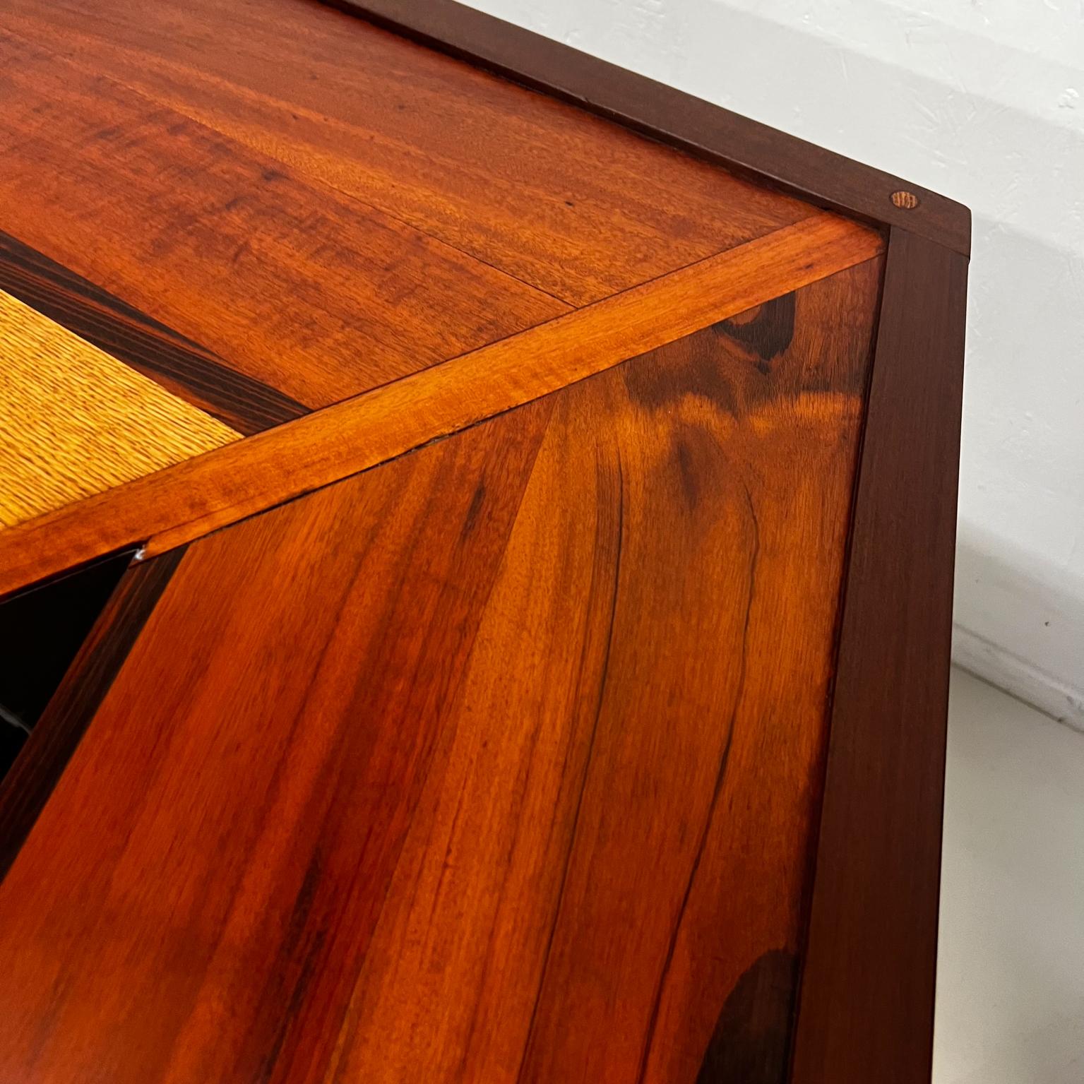 Milieu du XXe siècle Table de salle à manger moderniste des années 1960 à conception personnalisée en marqueterie de bois massif  en vente