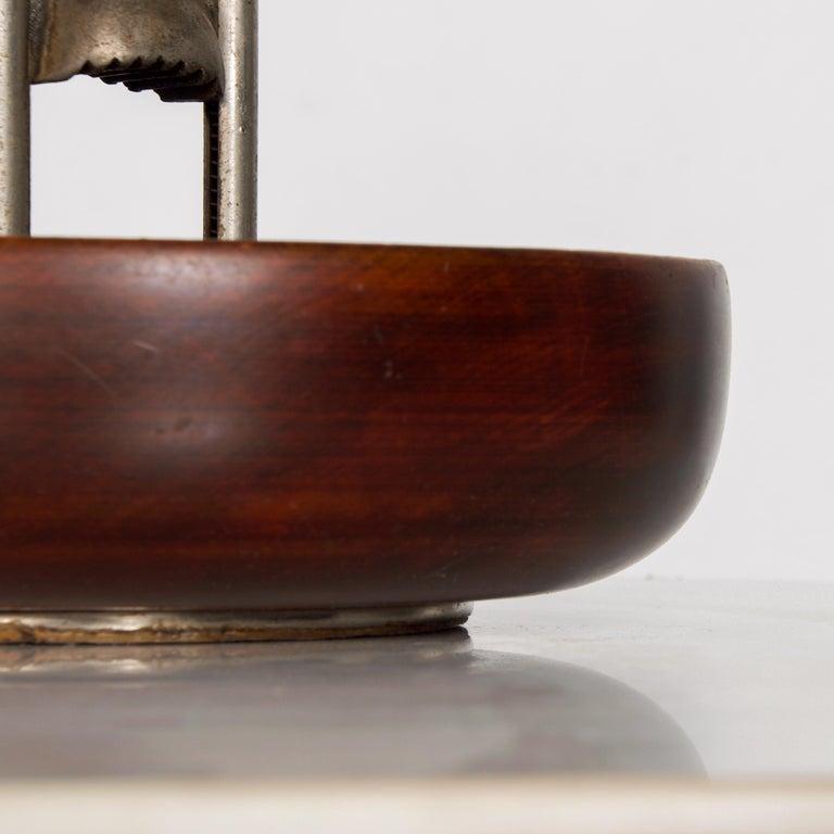 Métal Bol à noix moderniste des années 1960 + Nutcracker USA Patent en vente