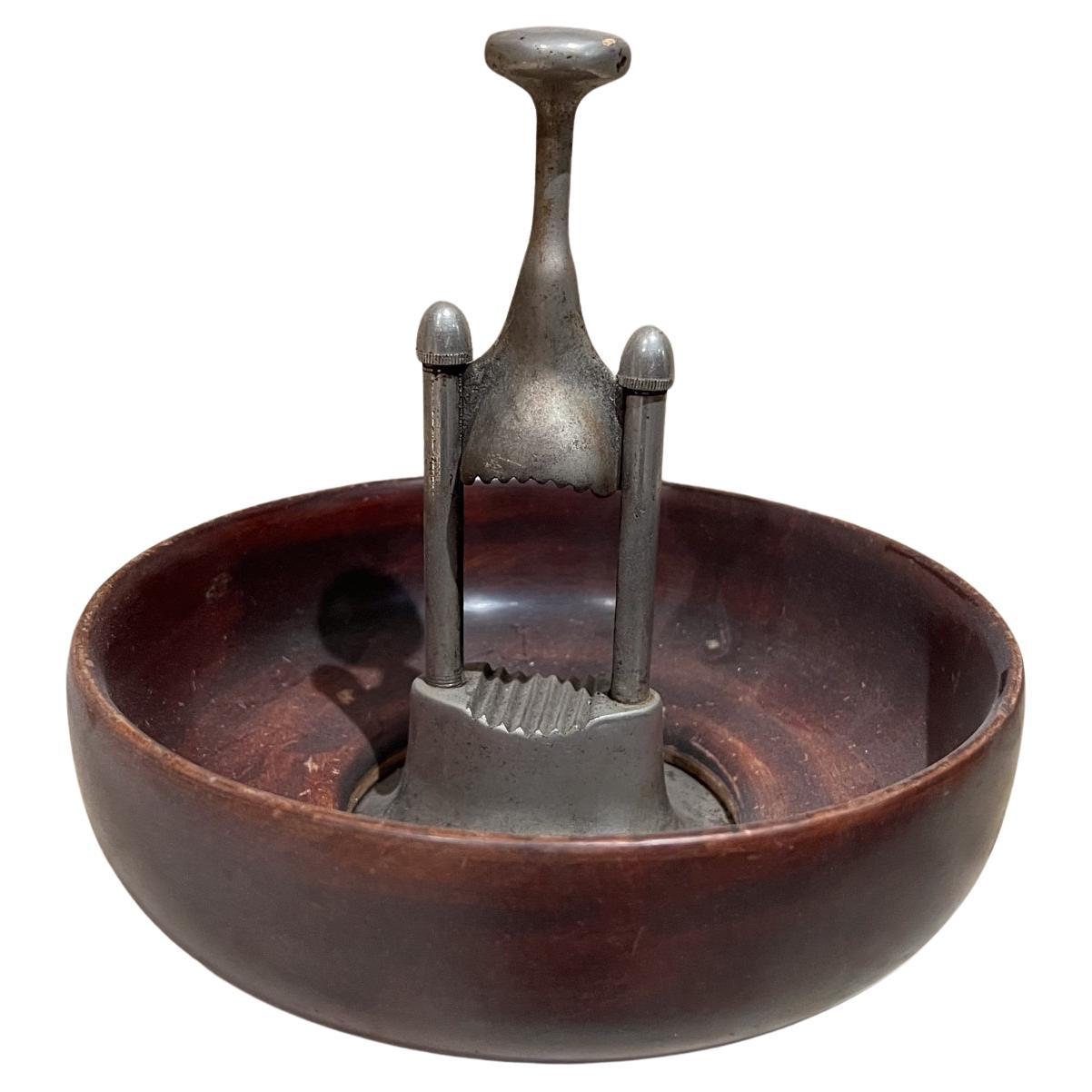 Bol à noix moderniste des années 1960 + Nutcracker USA Patent en vente