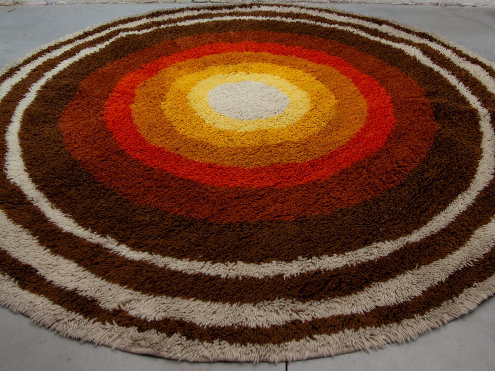 Wool 1960s Modernist Desso Round Carpet, Op Art For Sale