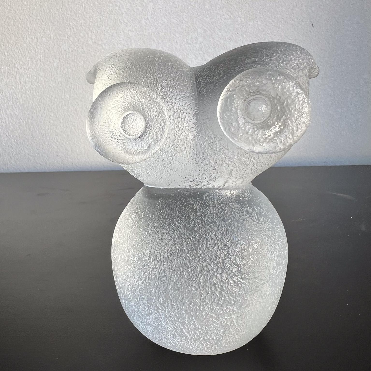 Presse-papier moderniste en verre dépoli hibou
Verre d'art texturé
dans le style de Murano en Italie
4,63 h x 3,75 l x 3 p
État vintage d'occasion
Se référer aux images listées