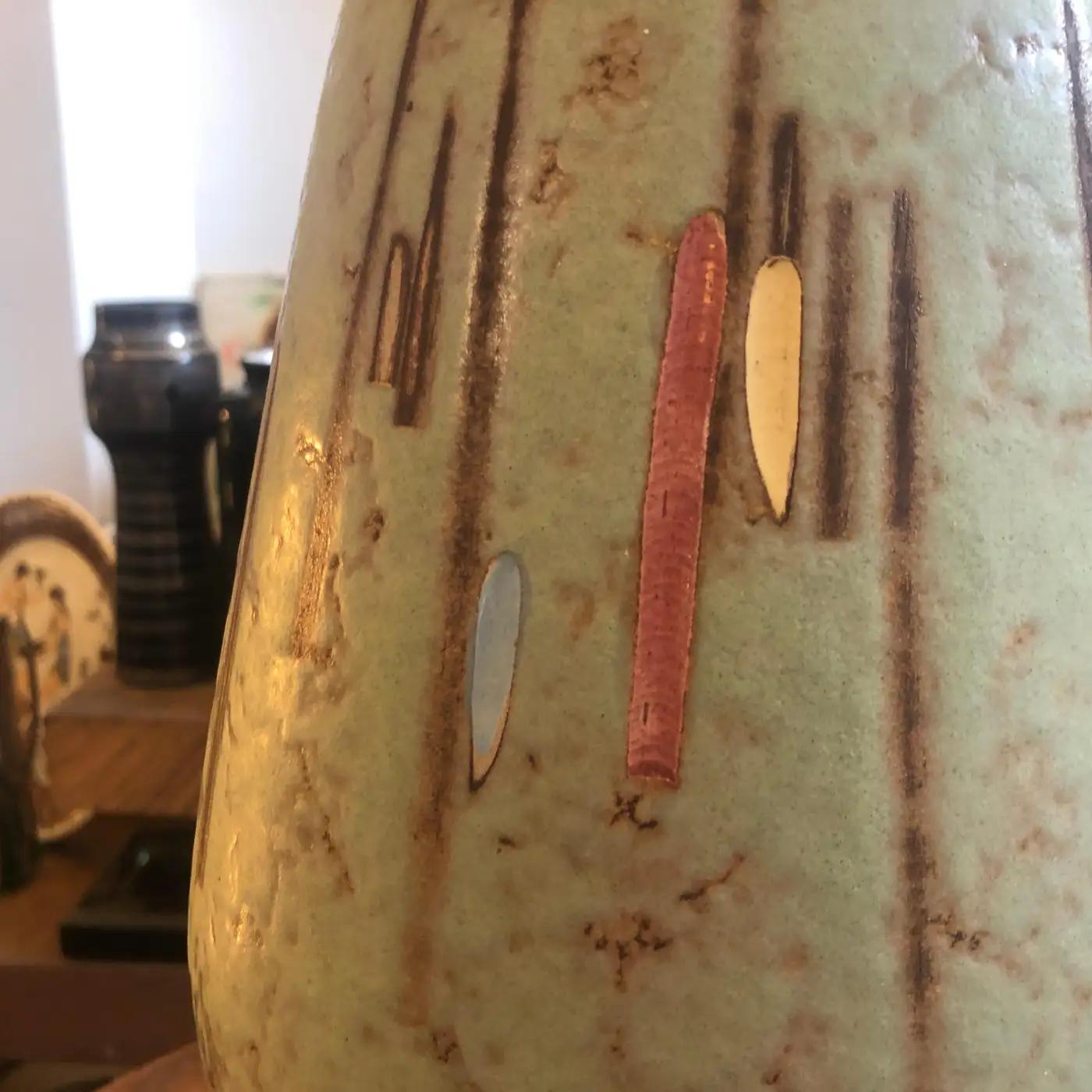 Un vaso tedesco in ceramica verde chiaro in perfette condizioni. Sul fondo c'è scritto Germania Ovest e un numero. Gli anni '60 Scheurich  Il vaso è una rappresentazione distintiva e iconica dell'estetica del Modern Aesthetic Design di metà secolo.