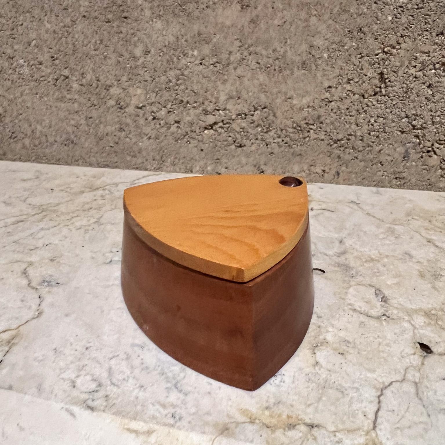 Caja de madera pequeña de pino de Huon modernista de los años 60 Moderno de mediados de siglo en venta