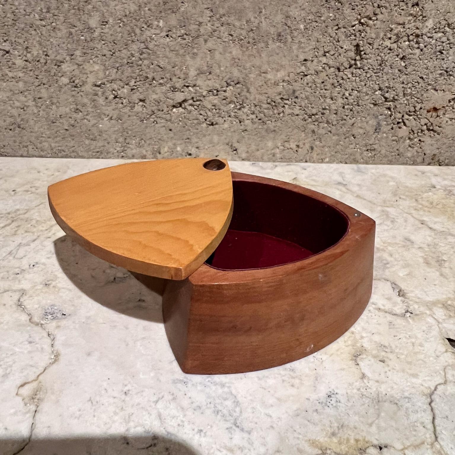 Caja de madera pequeña de pino de Huon modernista de los años 60 Estadounidense en venta