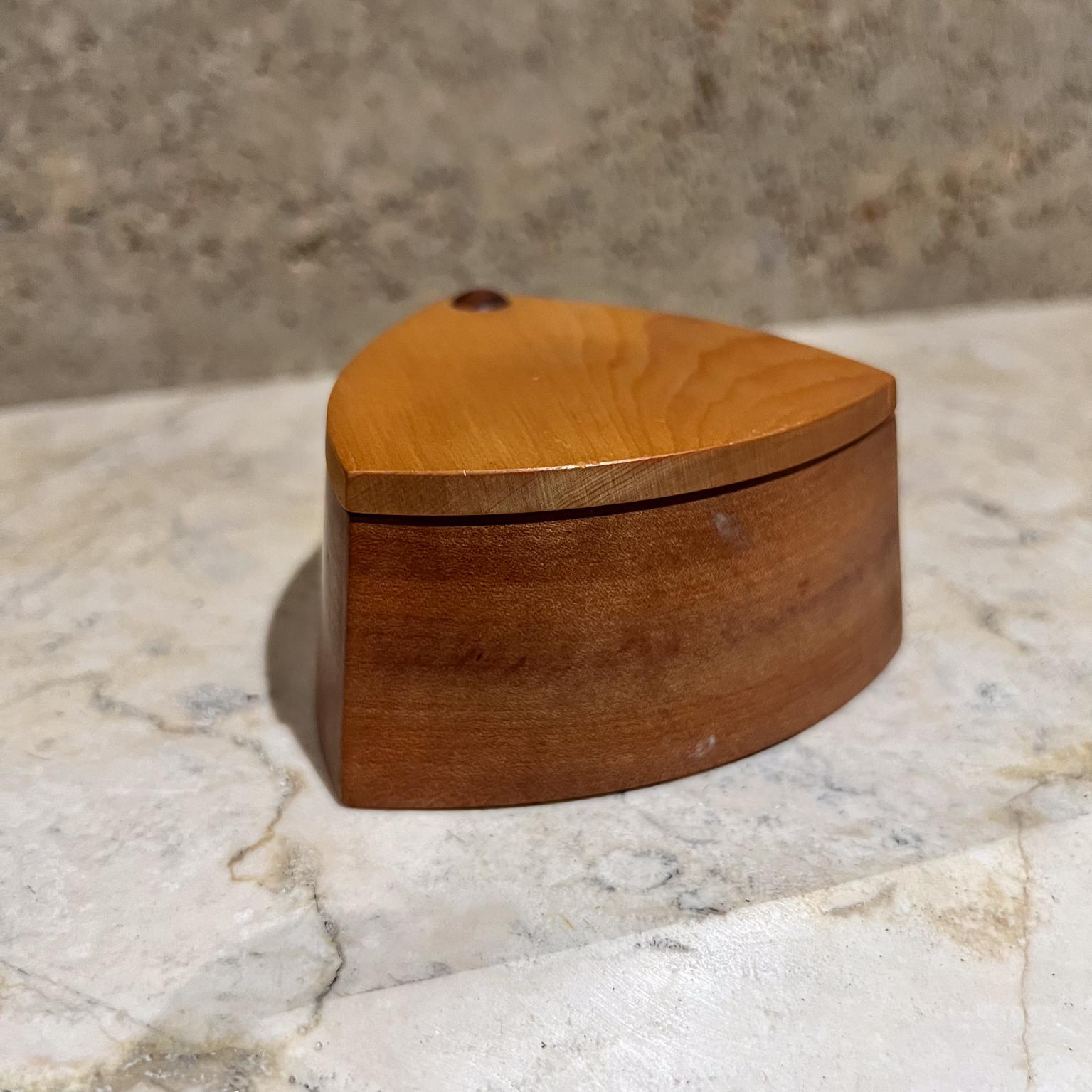 Caja de madera pequeña de pino de Huon modernista de los años 60 Madera en venta