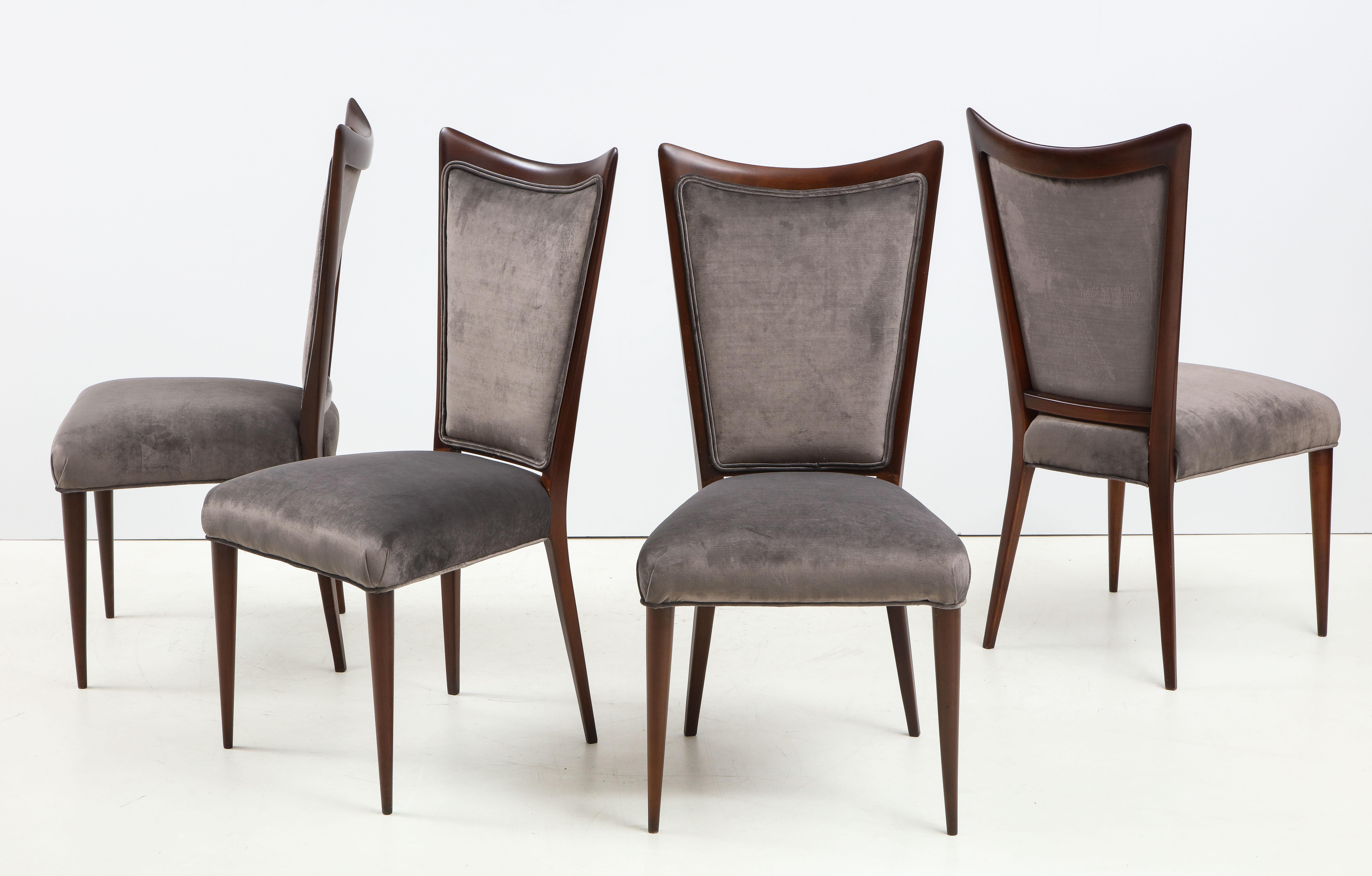 Superbe ensemble de 4 chaises de salle à manger italiennes modernistes des années 1960 en noyer, nouvellement rembourrées en velours dans le style de Gio Ponti.