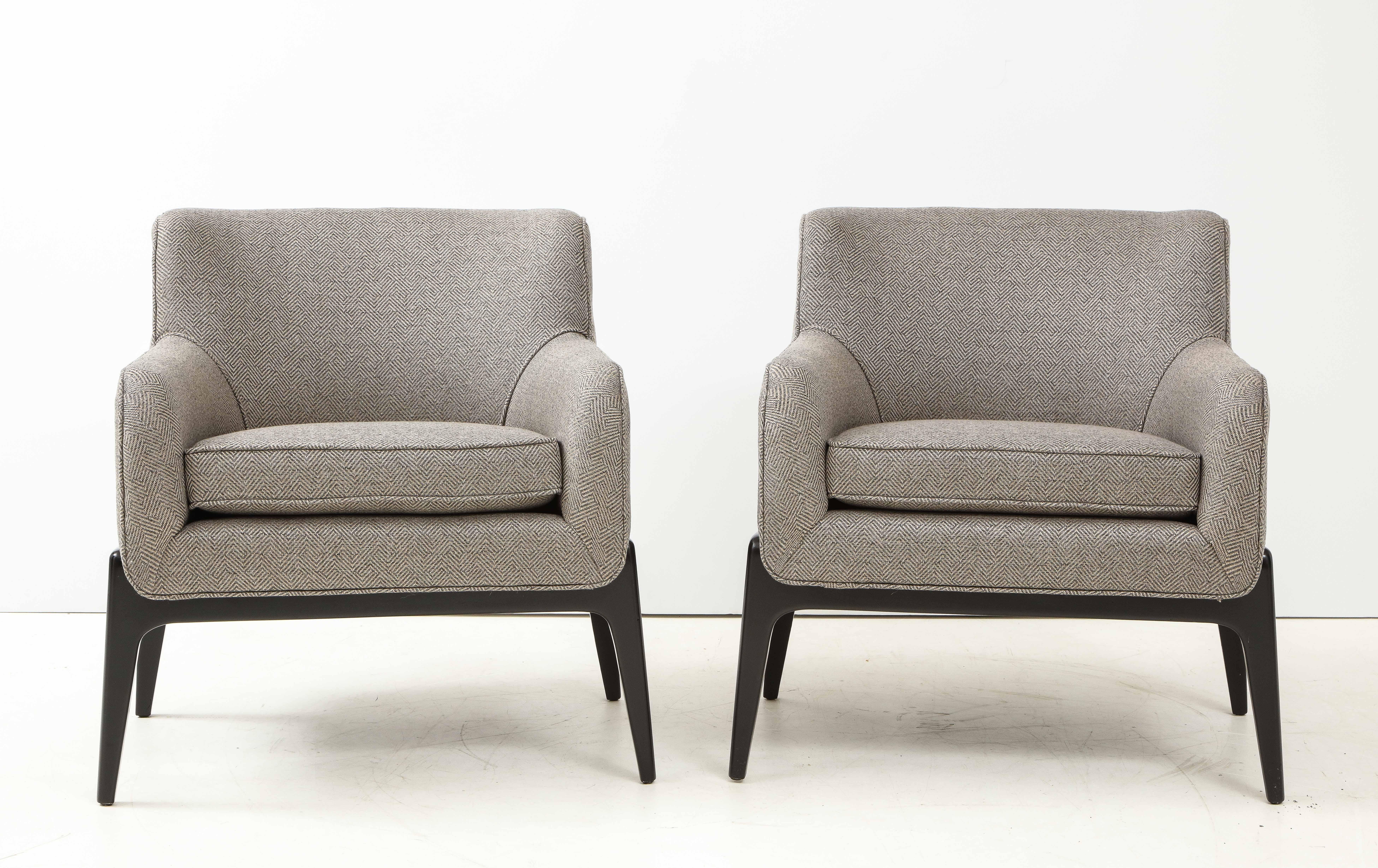 Stunning pair of 1960s Mid-Century Modern lounge chairs, fully restored and newly re-upholstered.