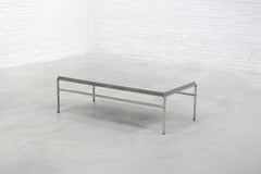 Table basse moderniste en métal gravé des années 1960