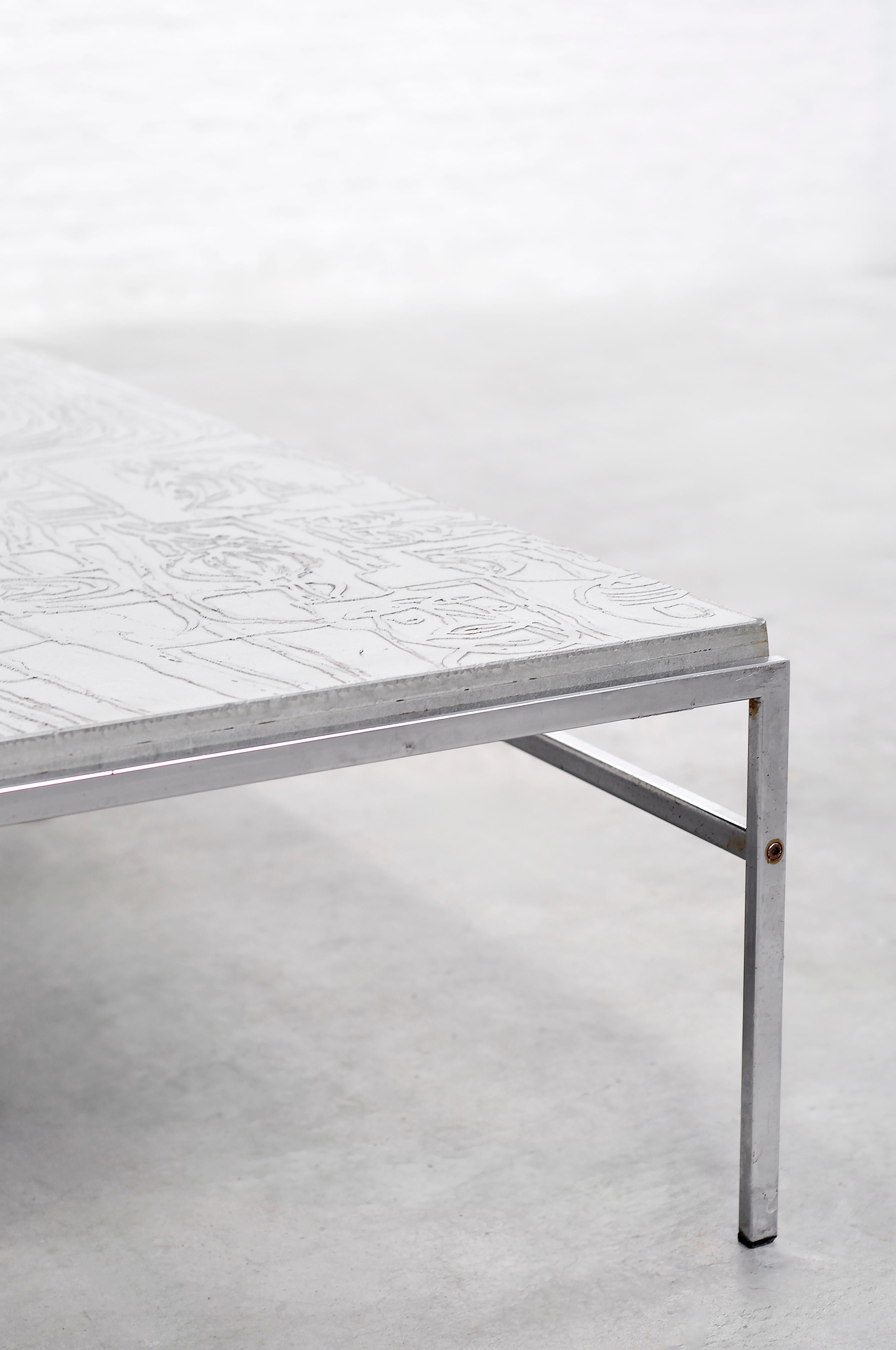 Européen Table basse moderniste en métal gravé des années 1960 en vente