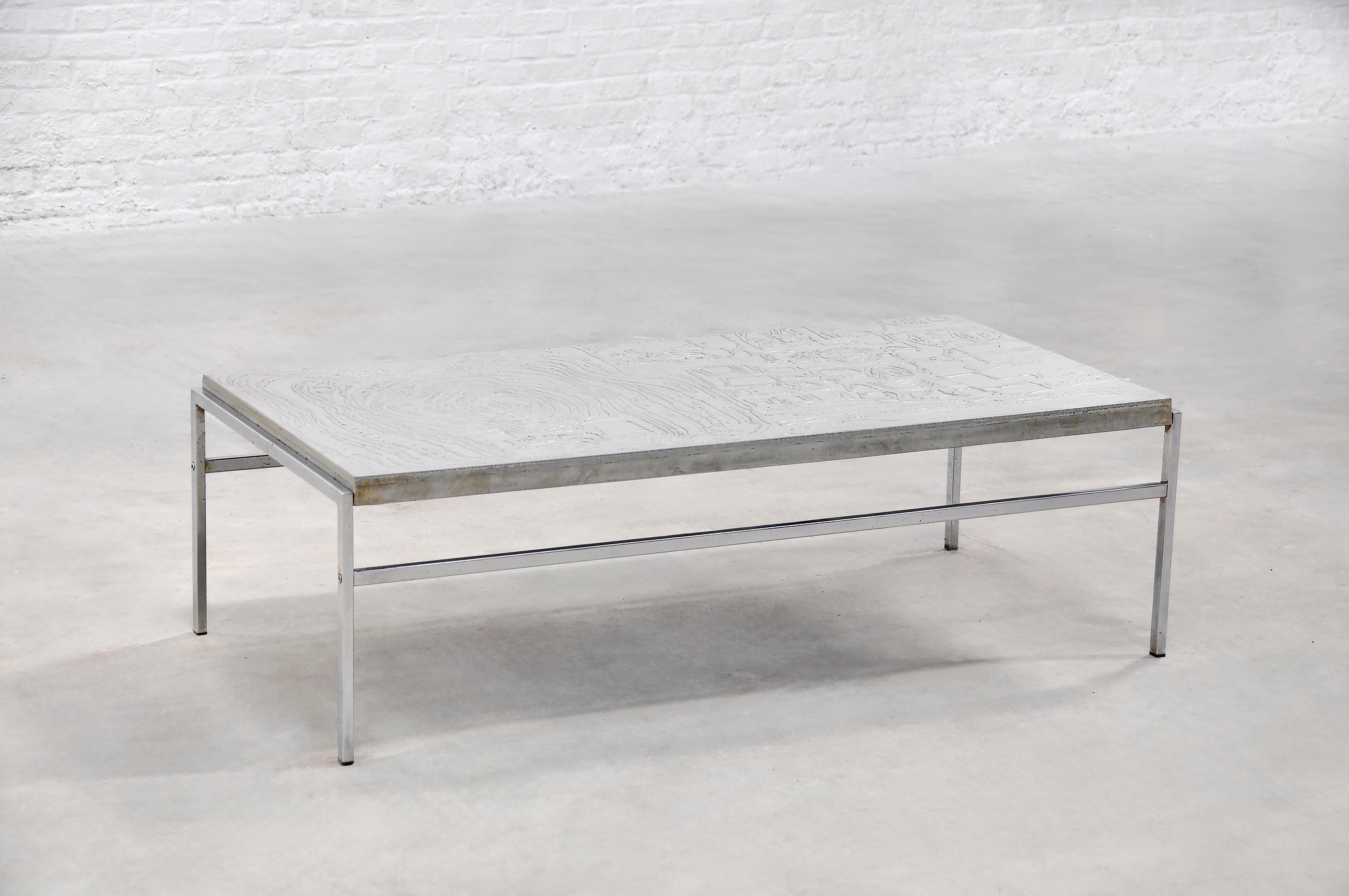 Table basse moderniste en métal gravé des années 1960 Bon état - En vente à Antwerp, Antwerp