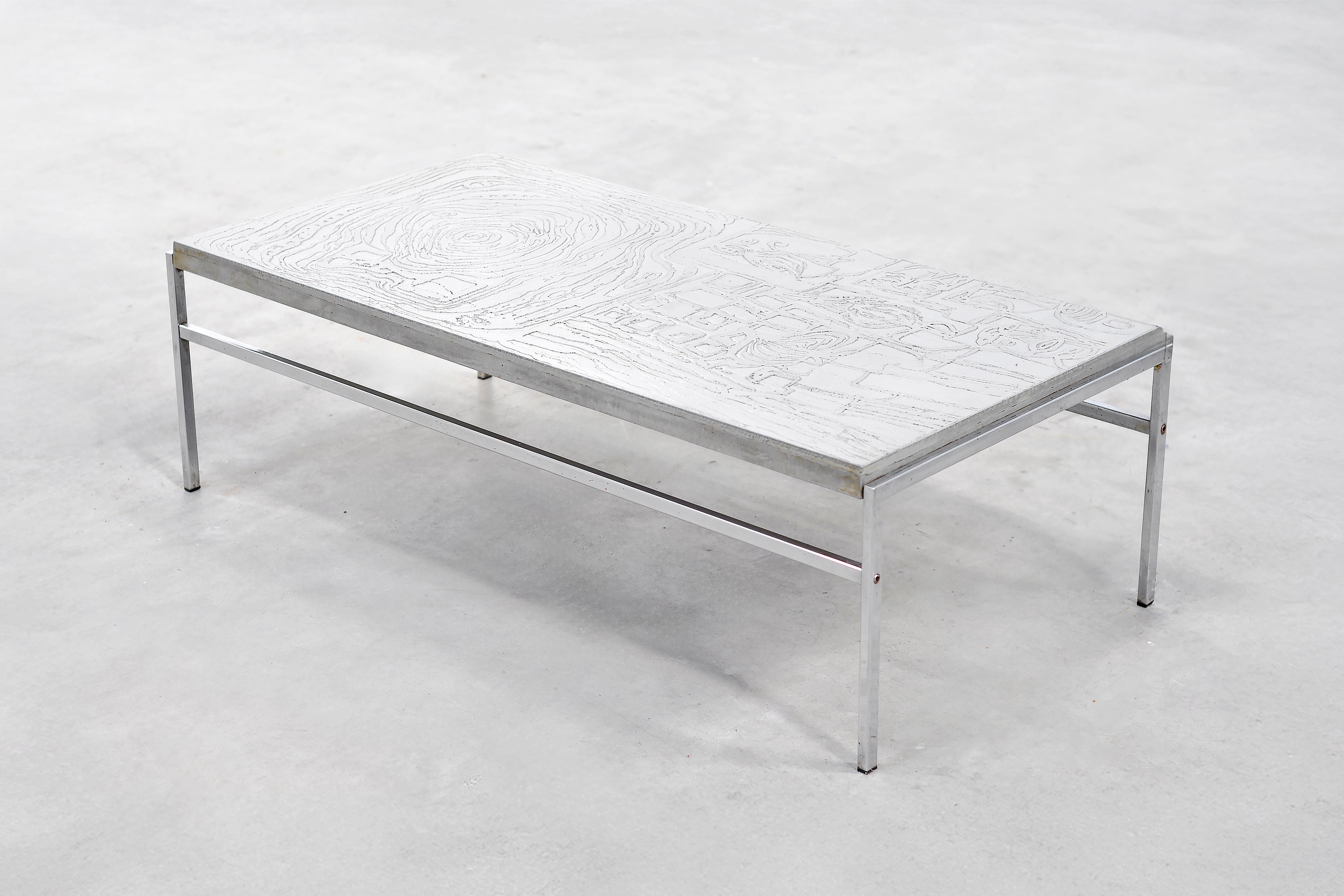 Métal Table basse moderniste en métal gravé des années 1960 en vente