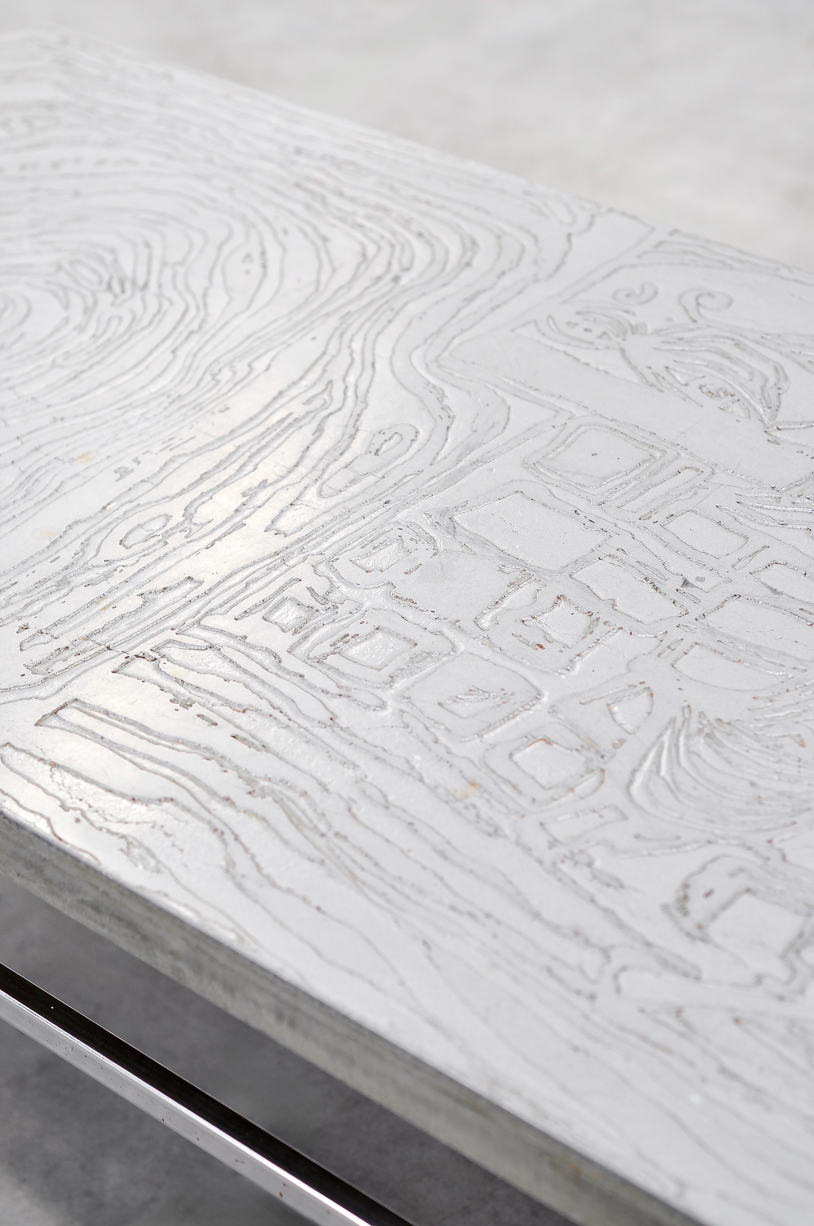 Table basse moderniste en métal gravé des années 1960 en vente 1