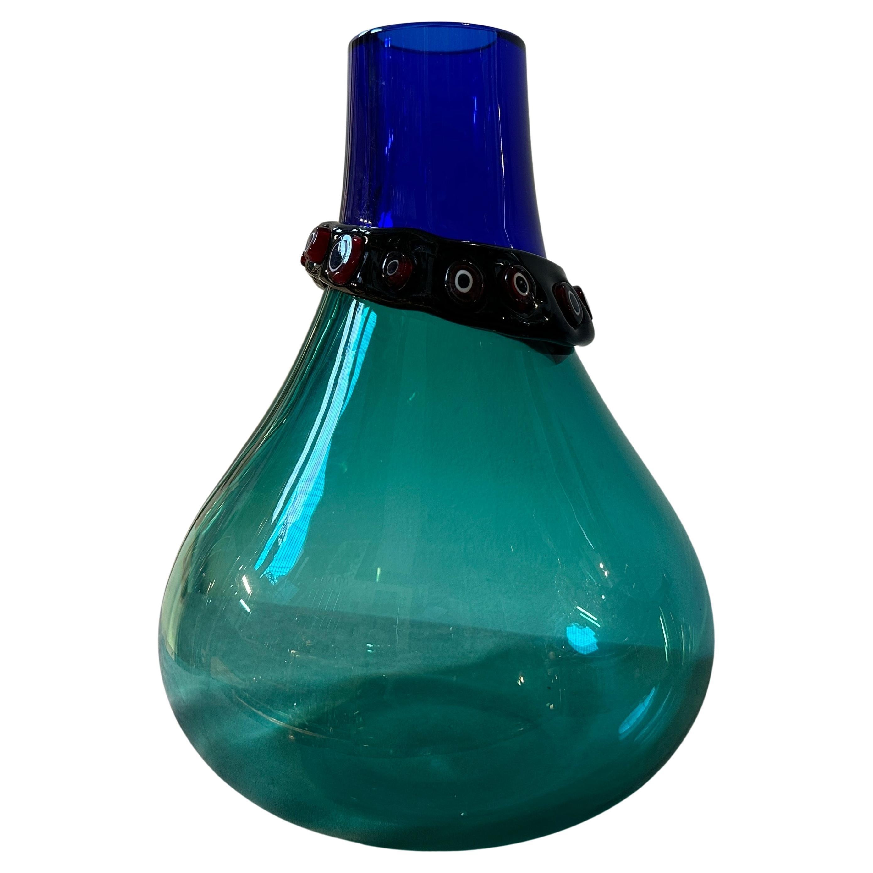 Ce vase en verre de Murano d'Alfredo Barbini est une pièce de collection très remarquable, qui incarne la beauté, l'innovation et l'art de la verrerie de Murano à cette époque. Alfredo Barbini était un artiste verrier et un designer de renom qui a
