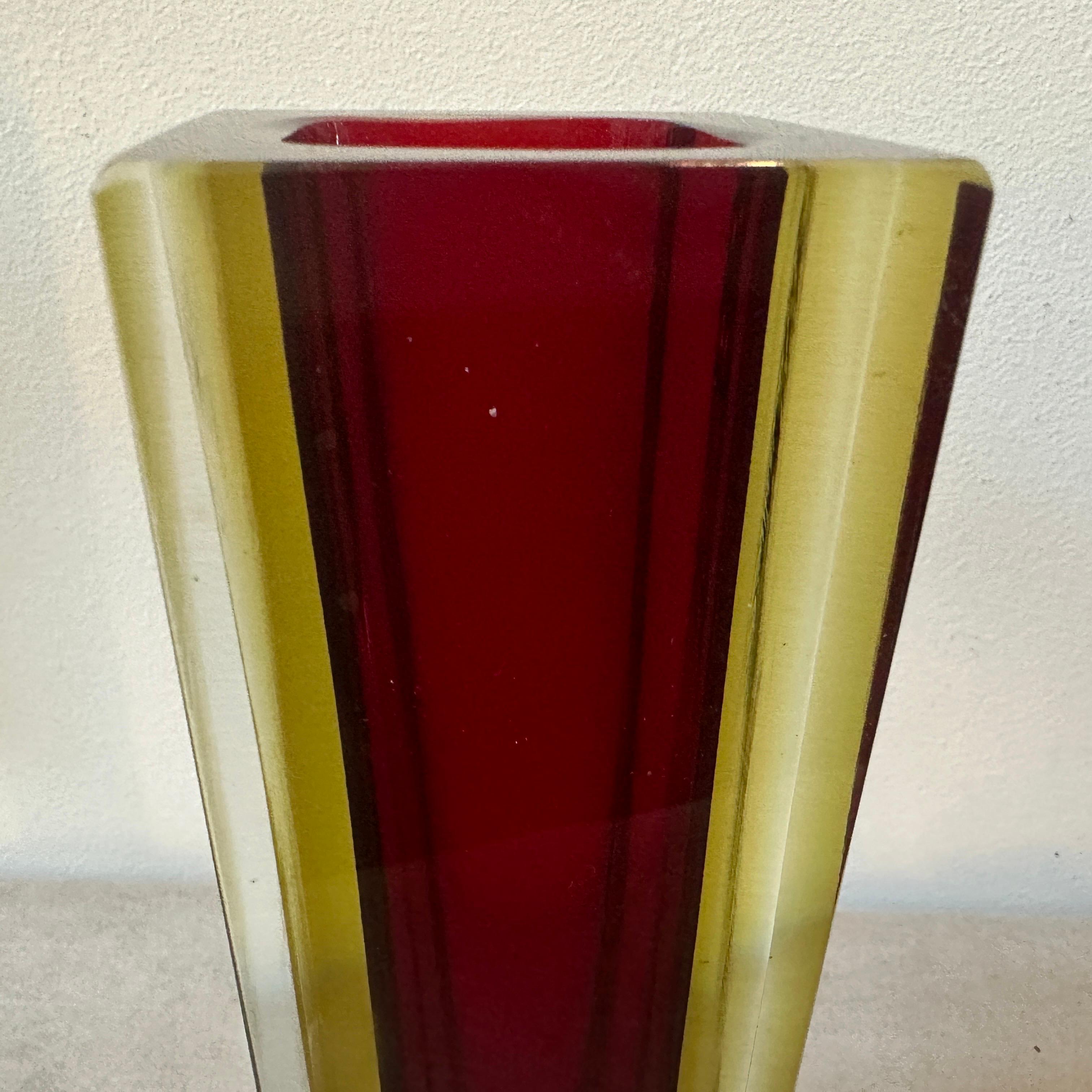 Vase carré Sommerso de Murano moderniste rouge et jaune des années 1960 par Seguso en vente 1