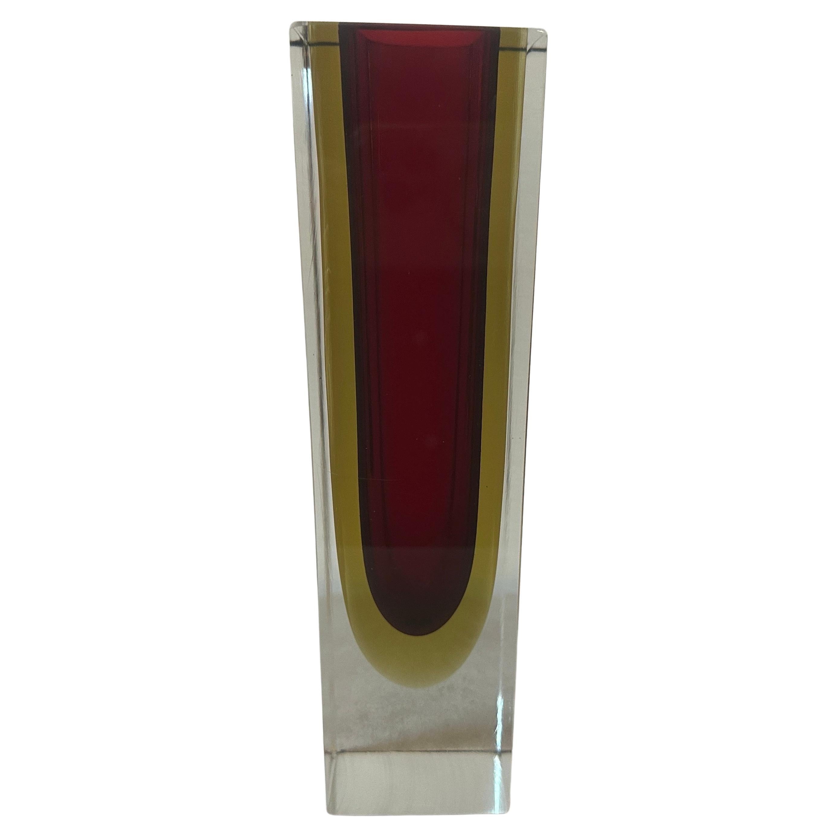 Vase carré Sommerso de Murano moderniste rouge et jaune des années 1960 par Seguso en vente