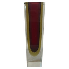 Años 60, Jarrón cuadrado modernista de cristal de Murano Sommerso rojo y amarillo de Seguso
