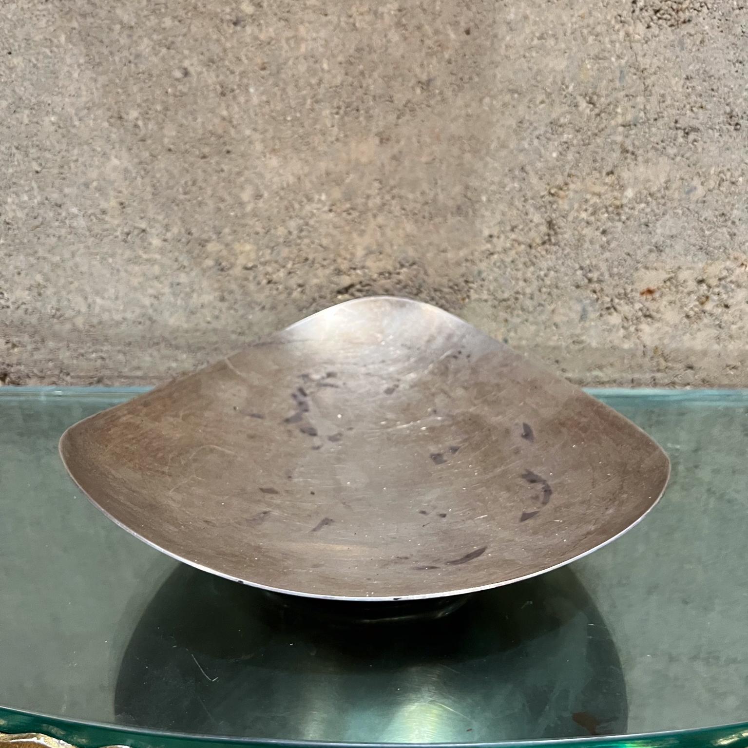 
1960s Silverplated Footed Serving Dish Modernist Round Triangle
Fisher stamped k85
8.5 diameter x 2.25 h
Unrestored original vintage condition
See images provided