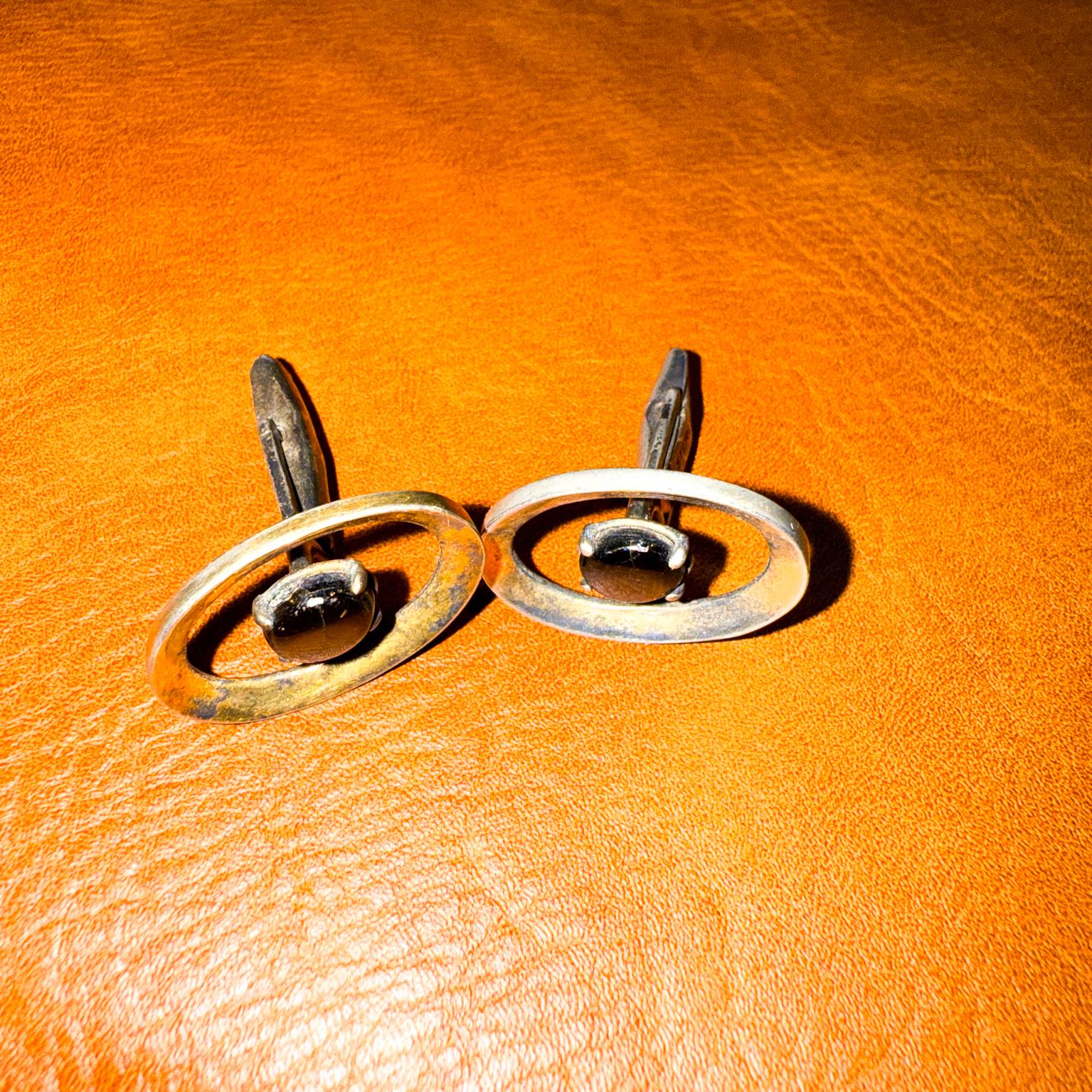 1960s Modernist Sterling T2 Cufflinks Gemstone Center
dans le style de Georg Jensen 
motif circulaire avec une pierre centrale
15/16 x 5/8
Vintage By 
Se référer aux images listées
