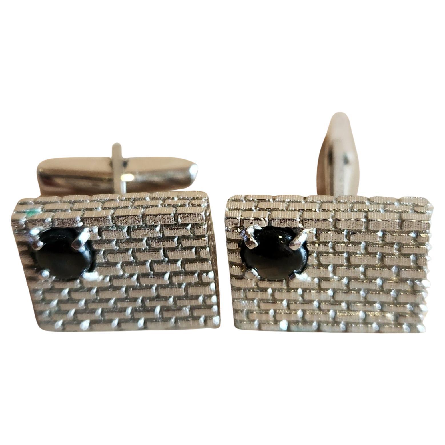 AMBIANIC presenta
Gemelli modernisti in argento con pietre degli anni '60
Timbro in sterling
circa .75 x .5 x 1
Usato, originale e vintage
Fai riferimento alle immagini