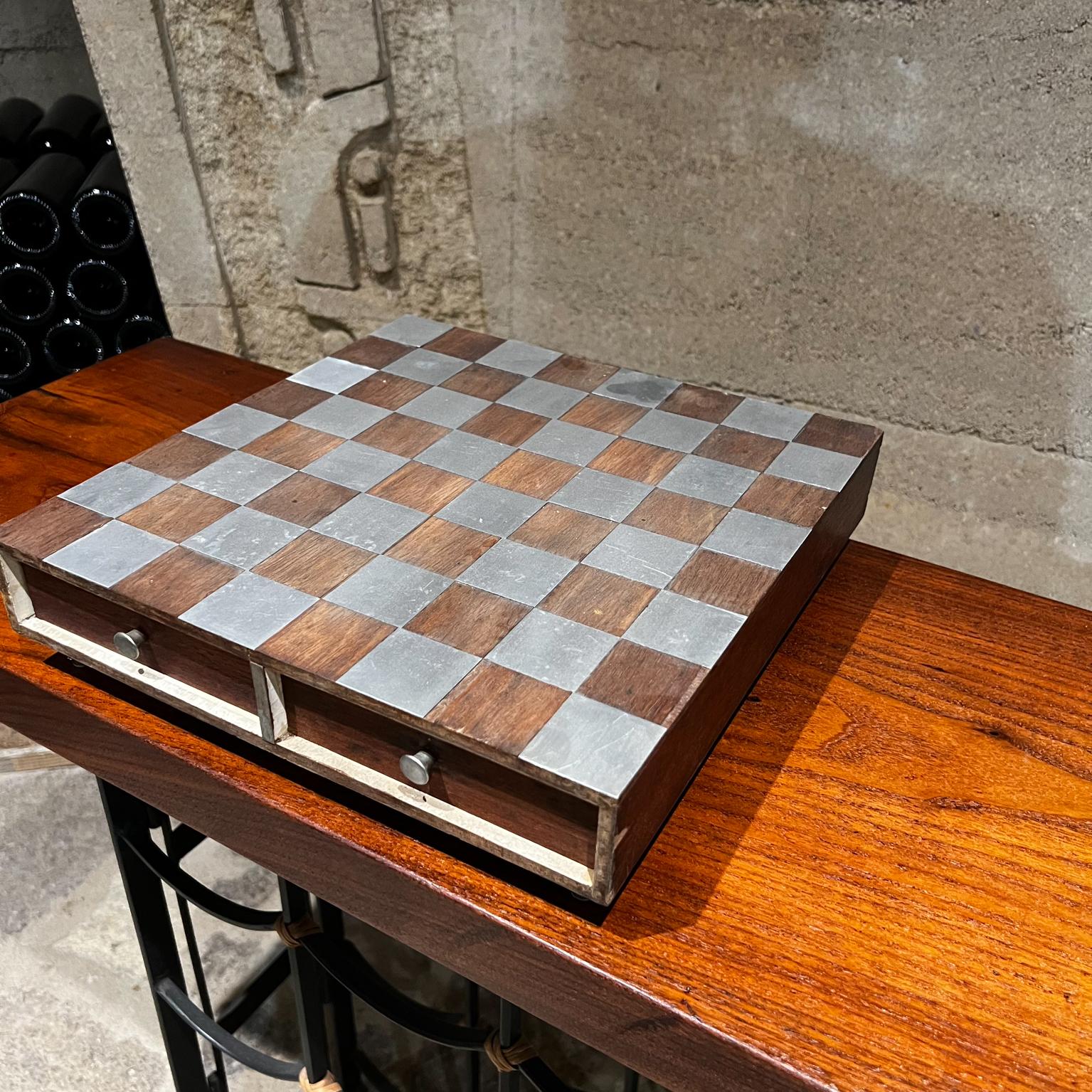 1960s Modern chess game set in aluminum and walnut wood 
Unmarked
Preowned vintage condition. Some pieces have been restored. 
Refer to all images please.
Measures: 3 tall x 12 x 12.25.