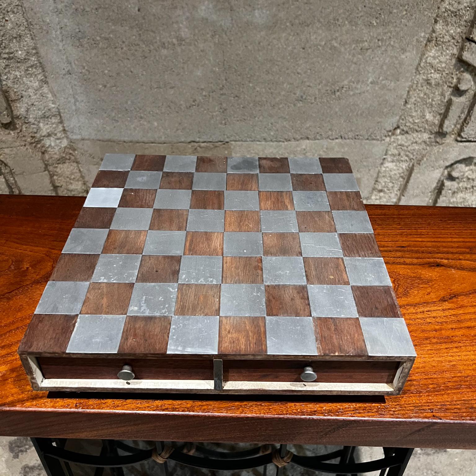Mid-Century Modern Jeu d'échecs moderniste des années 1960 - Ensemble saisissant en aluminium et bois de noyer en vente
